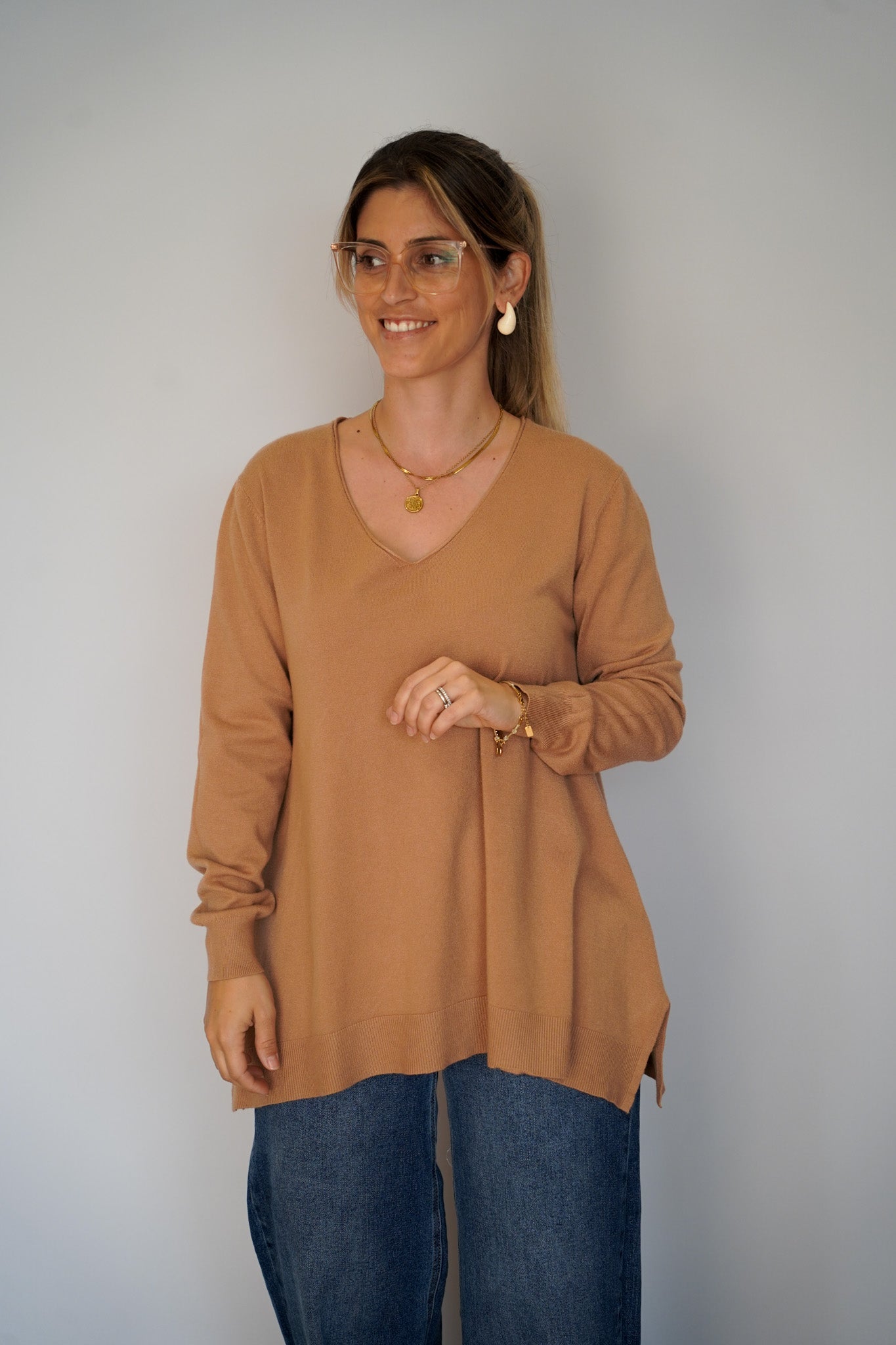 Camisola malha fina camel decote em bico