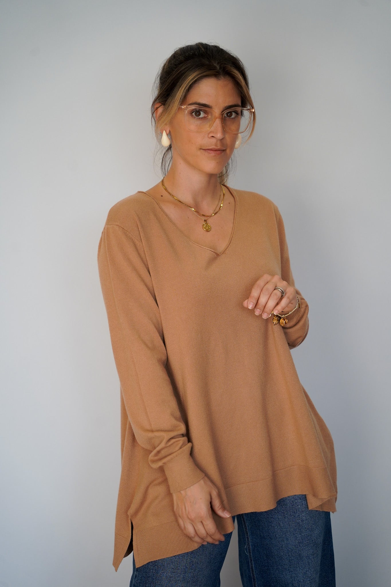 Camisola malha fina camel decote em bico