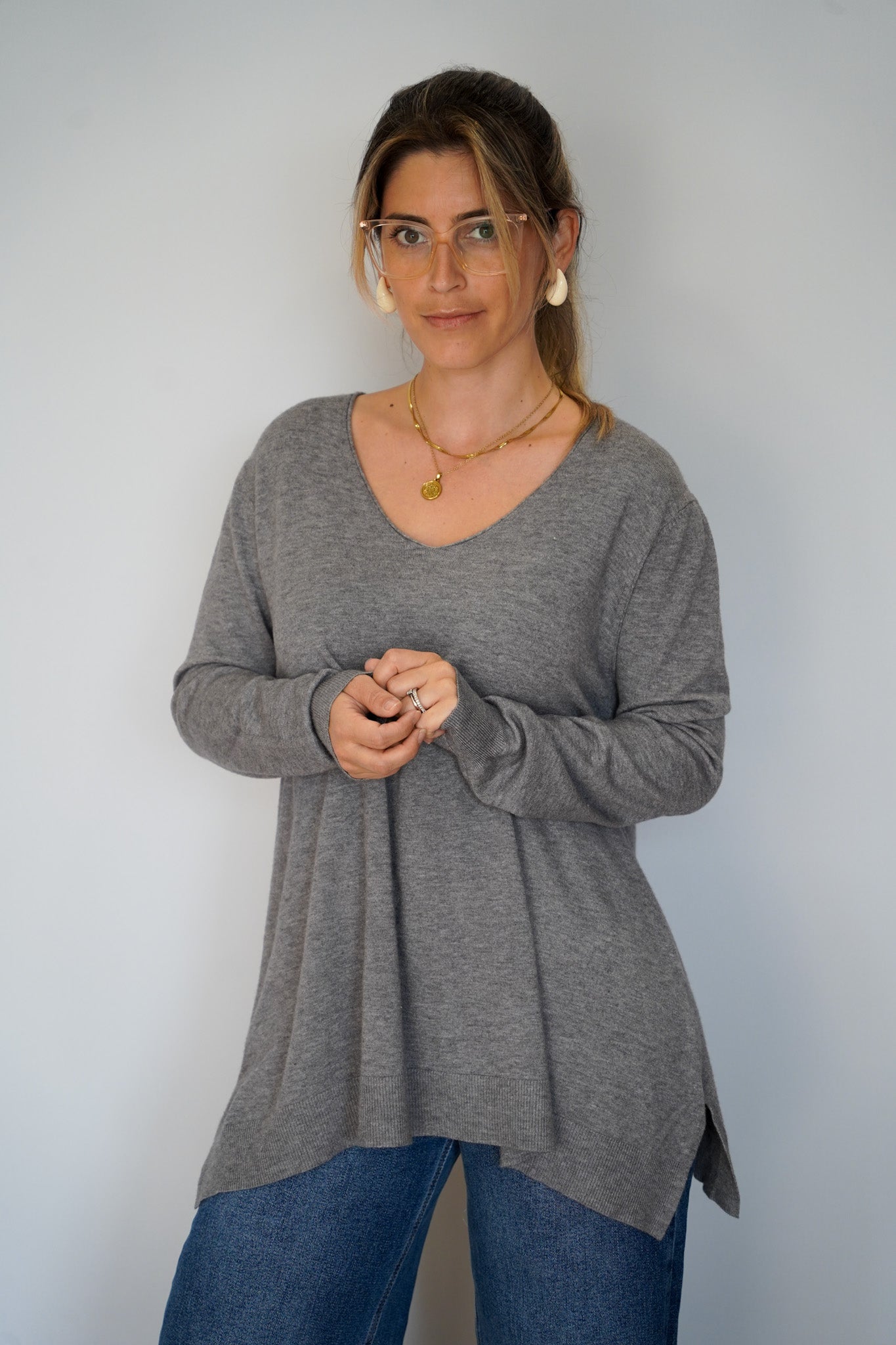 Camisola malha fina cinza decote em bico