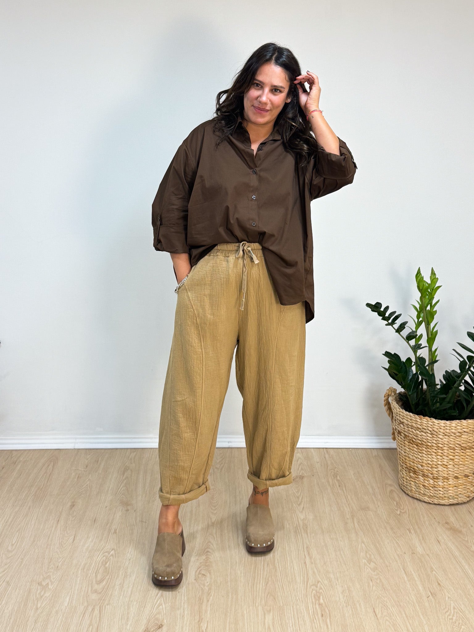 Calça wide leg algodão texturizado camel