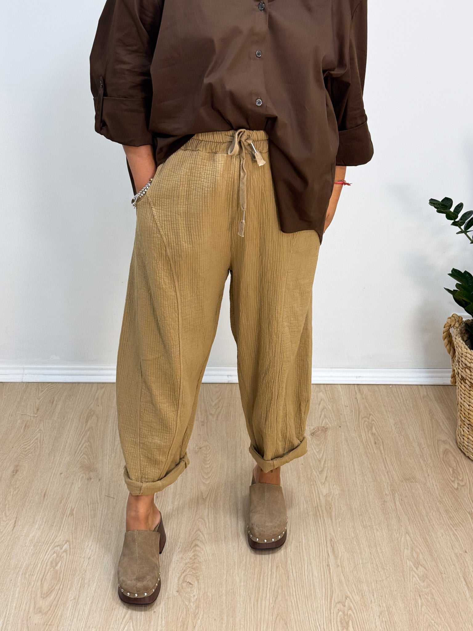 Calça wide leg algodão texturizado camel