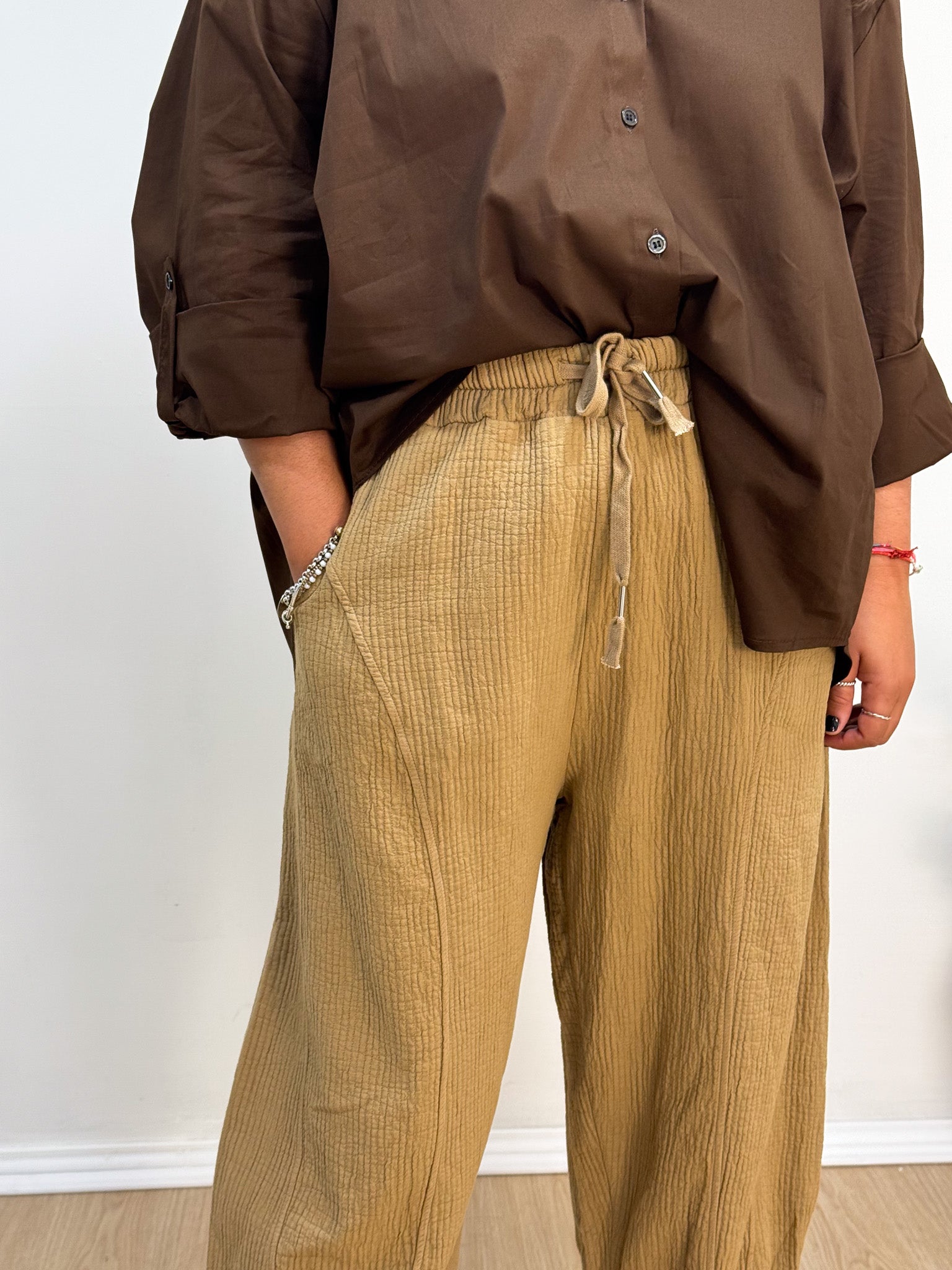 Calça wide leg algodão texturizado camel