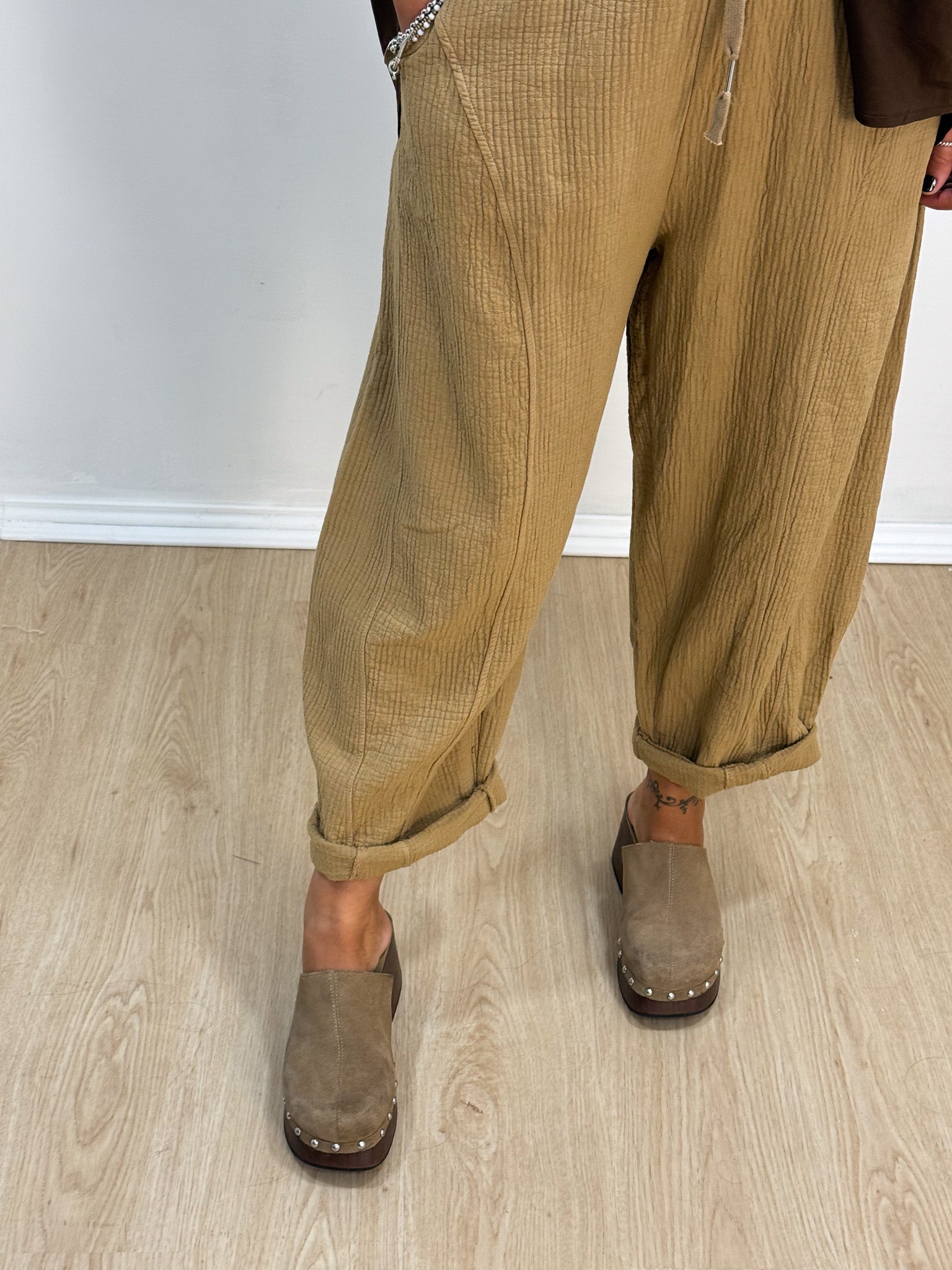 Calça wide leg algodão texturizado camel