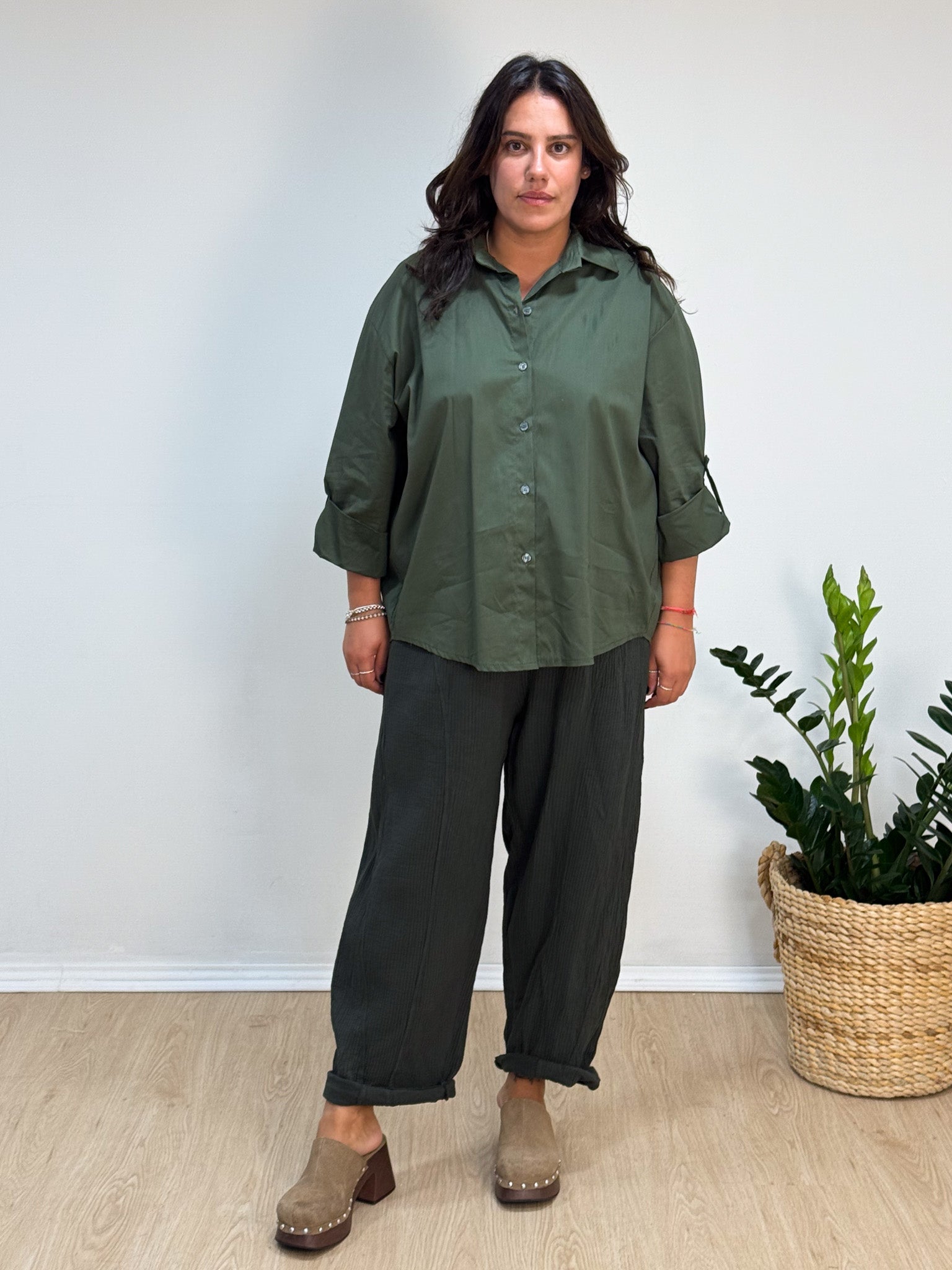 Camiseiro oversized com macho nas costas verde tropa