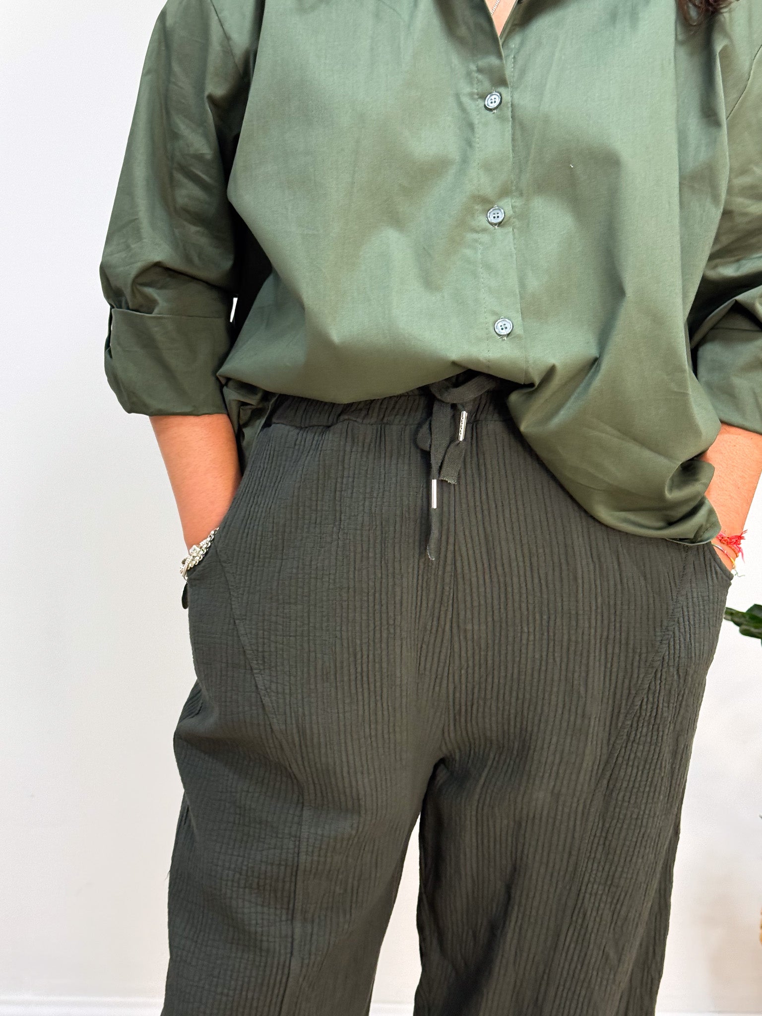 Camiseiro oversized com macho nas costas verde tropa