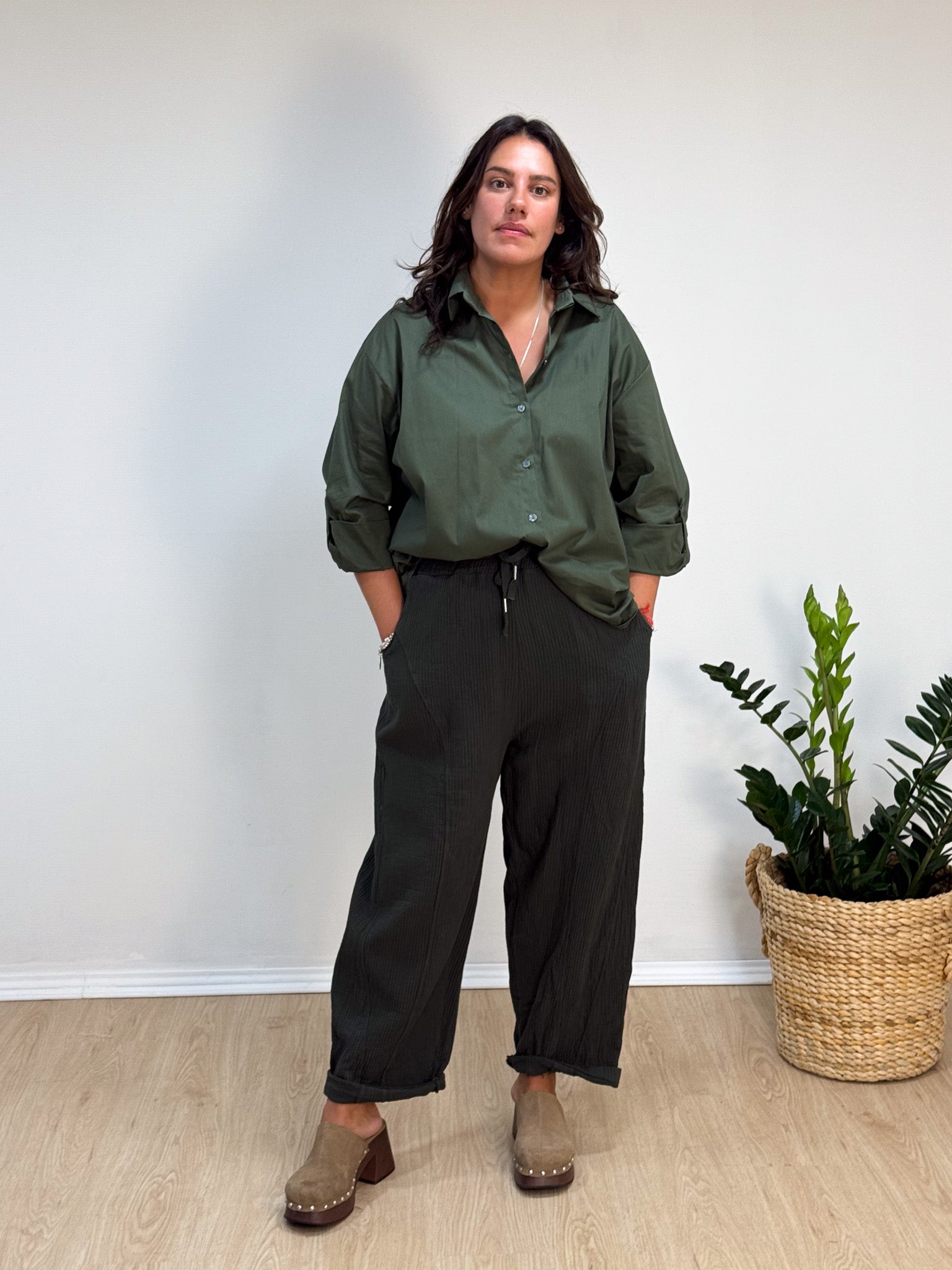 Camiseiro oversized com macho nas costas verde tropa
