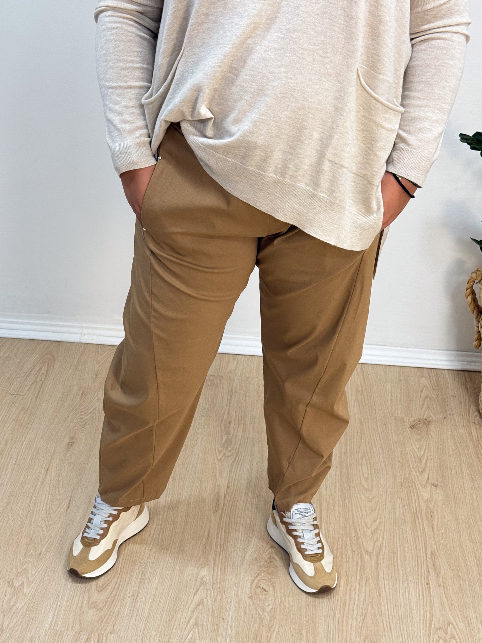 Calça elástica baggy camel