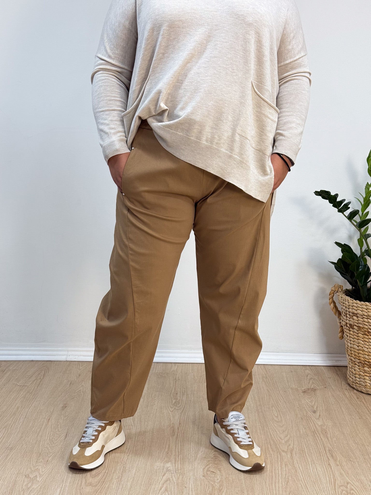 Calça elástica baggy camel