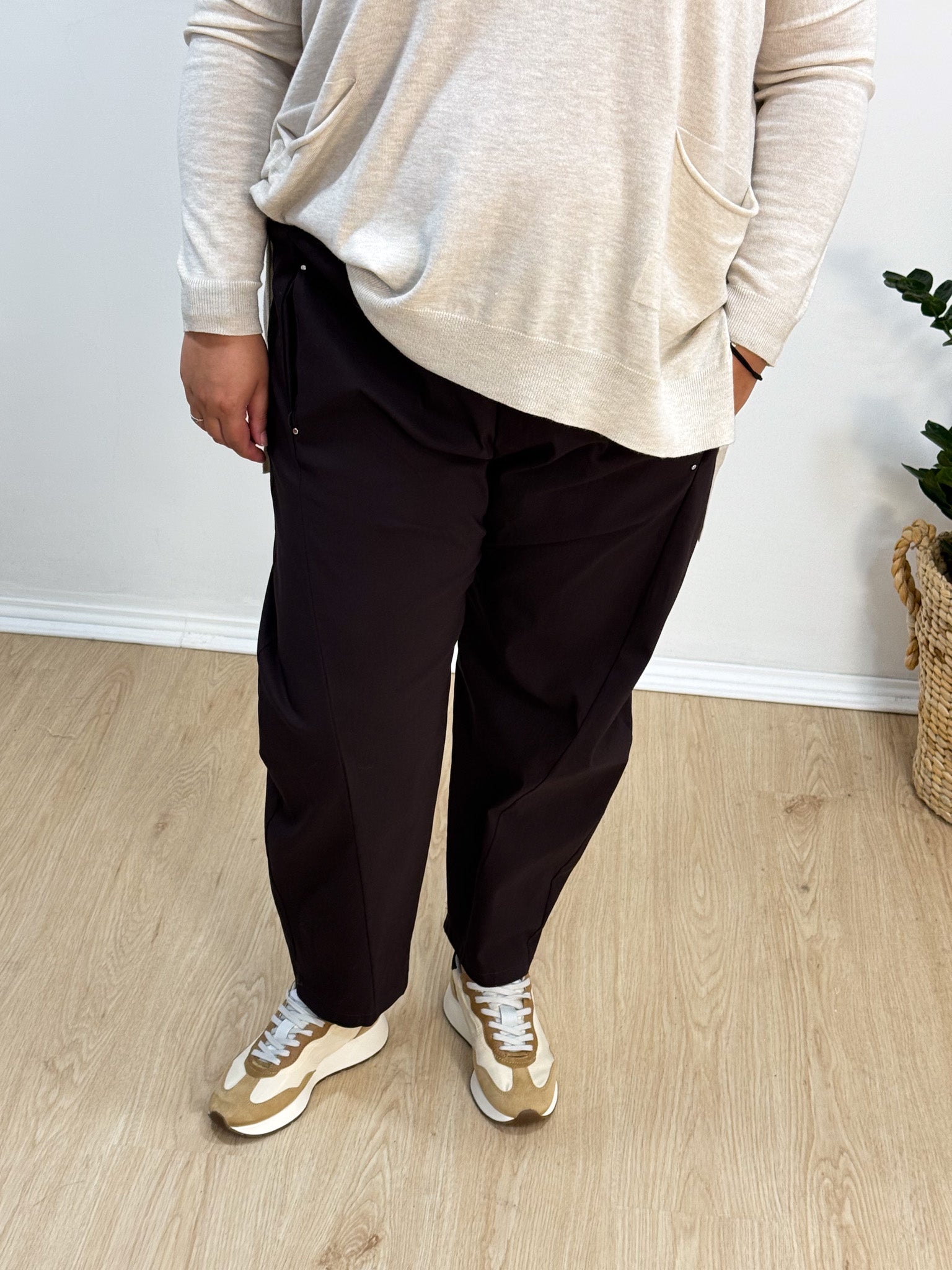 Calça elástica baggy castanha