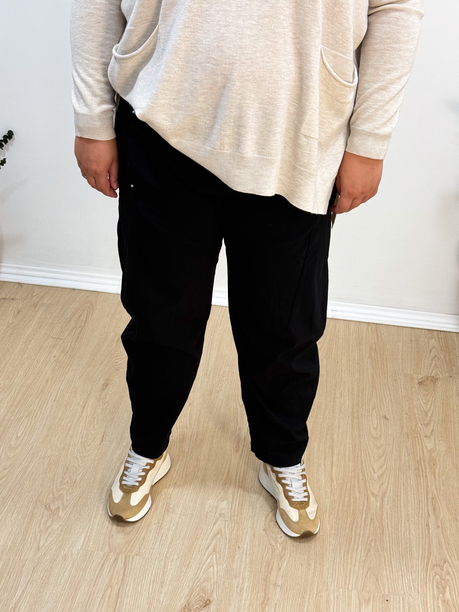 Calça elástica baggy preta