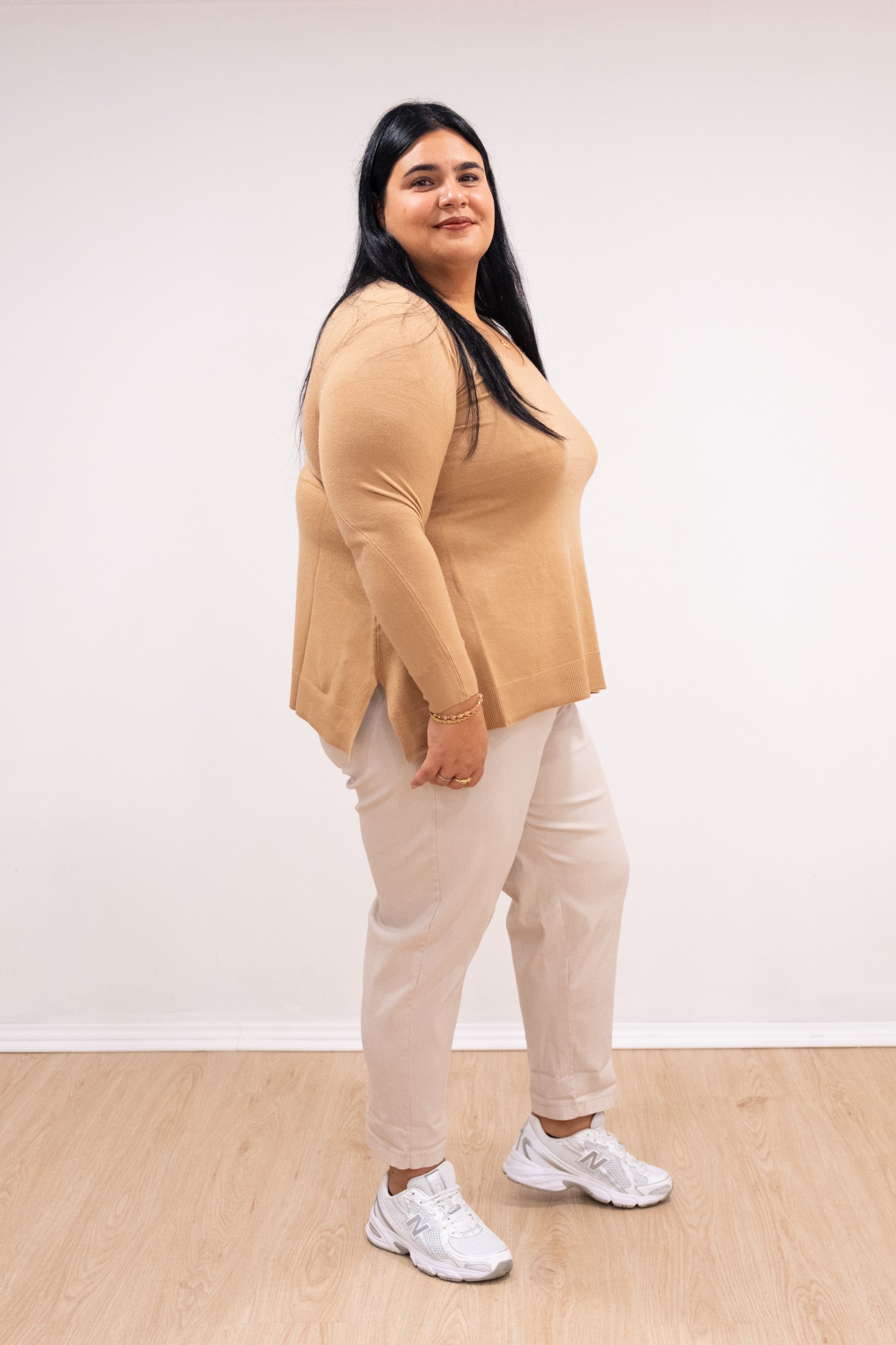 Camisola malha fina camel decote em bico