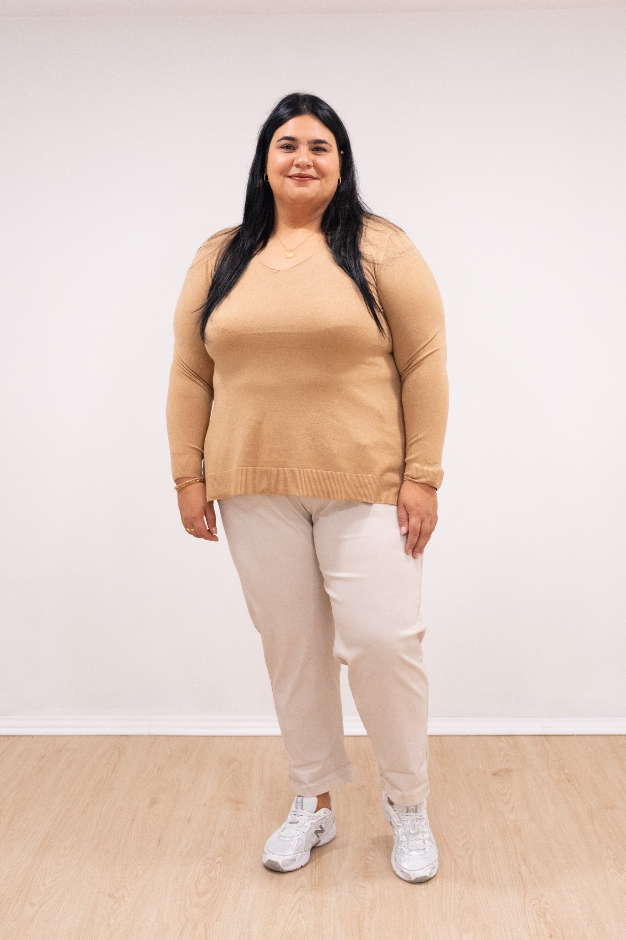 Camisola malha fina camel decote em bico