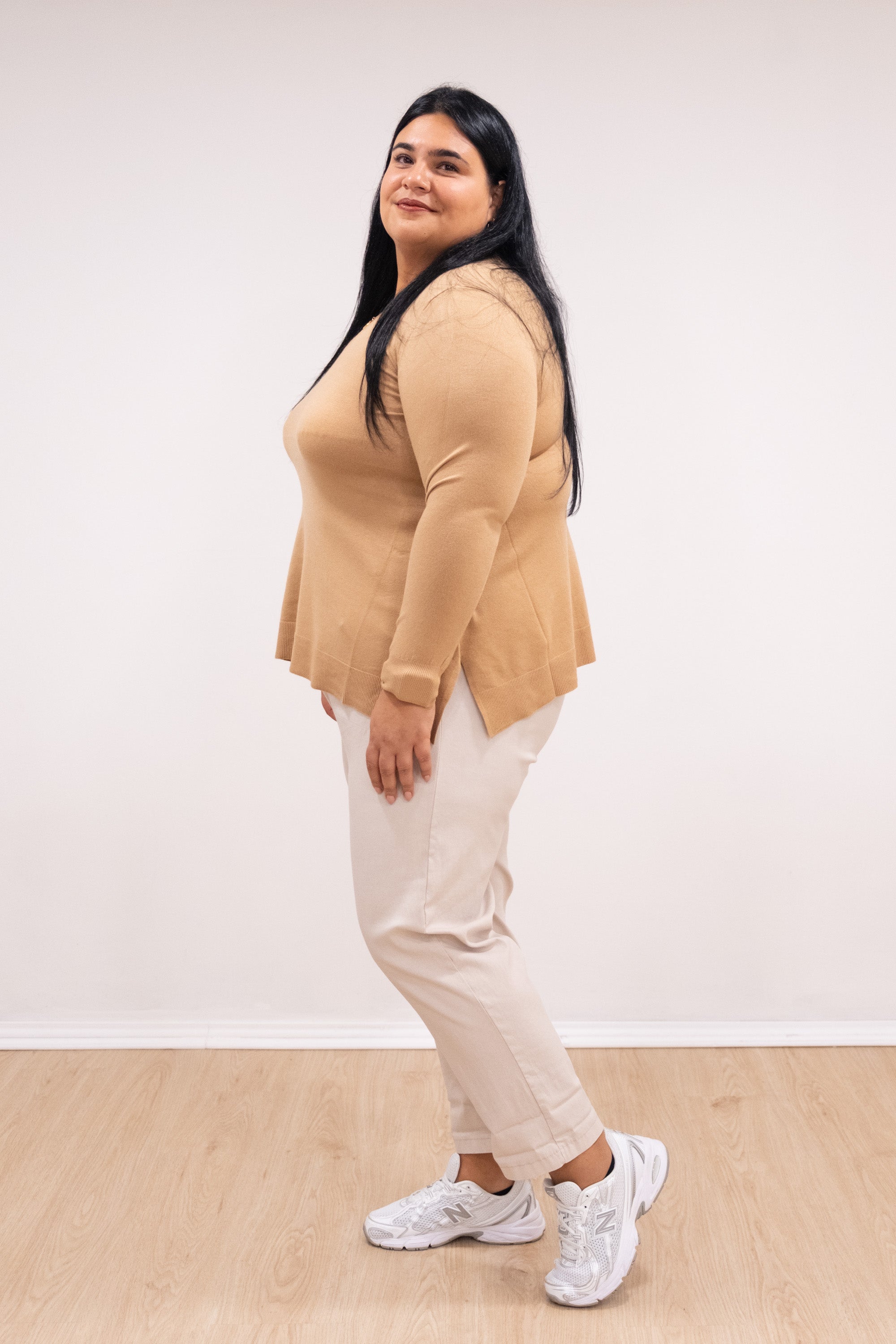 Camisola malha fina camel decote em bico