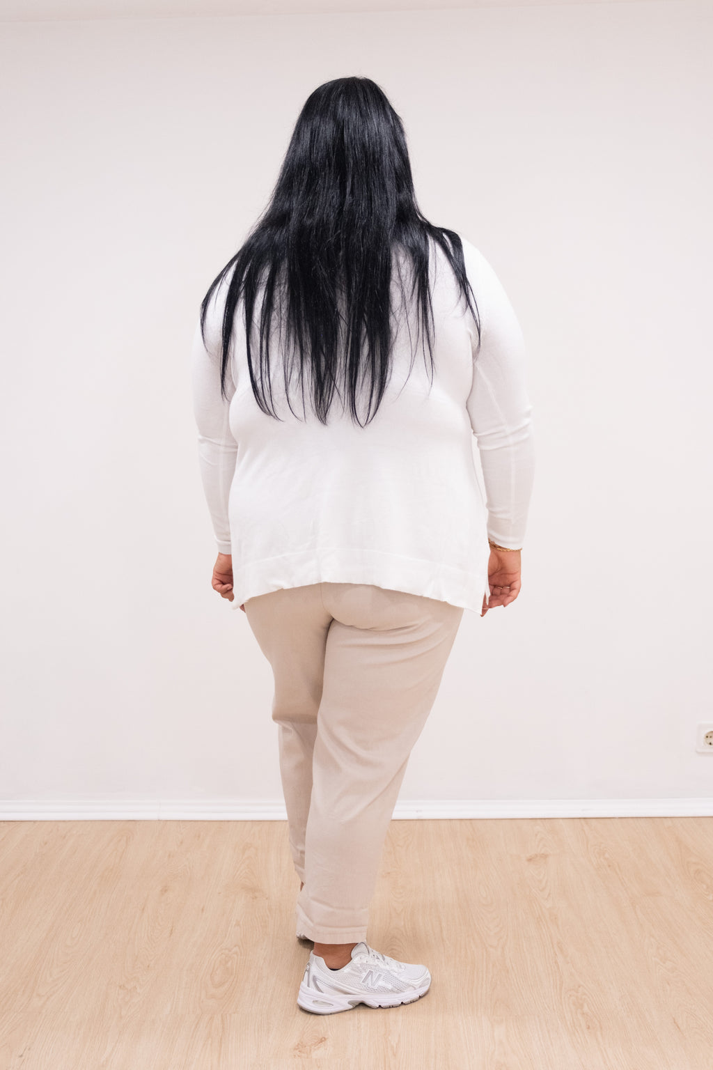 Camisola malha fina branca decote em bico