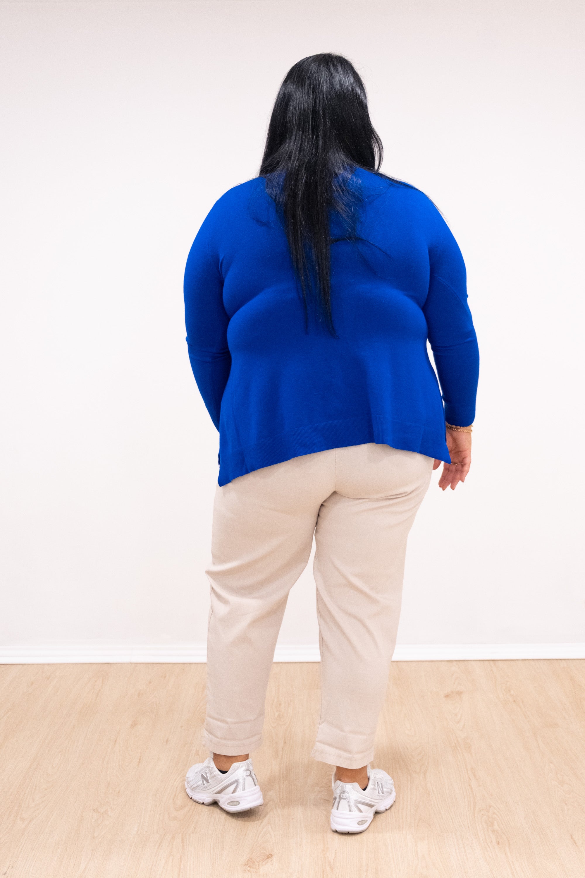 Camisola malha fina azulão decote em bico