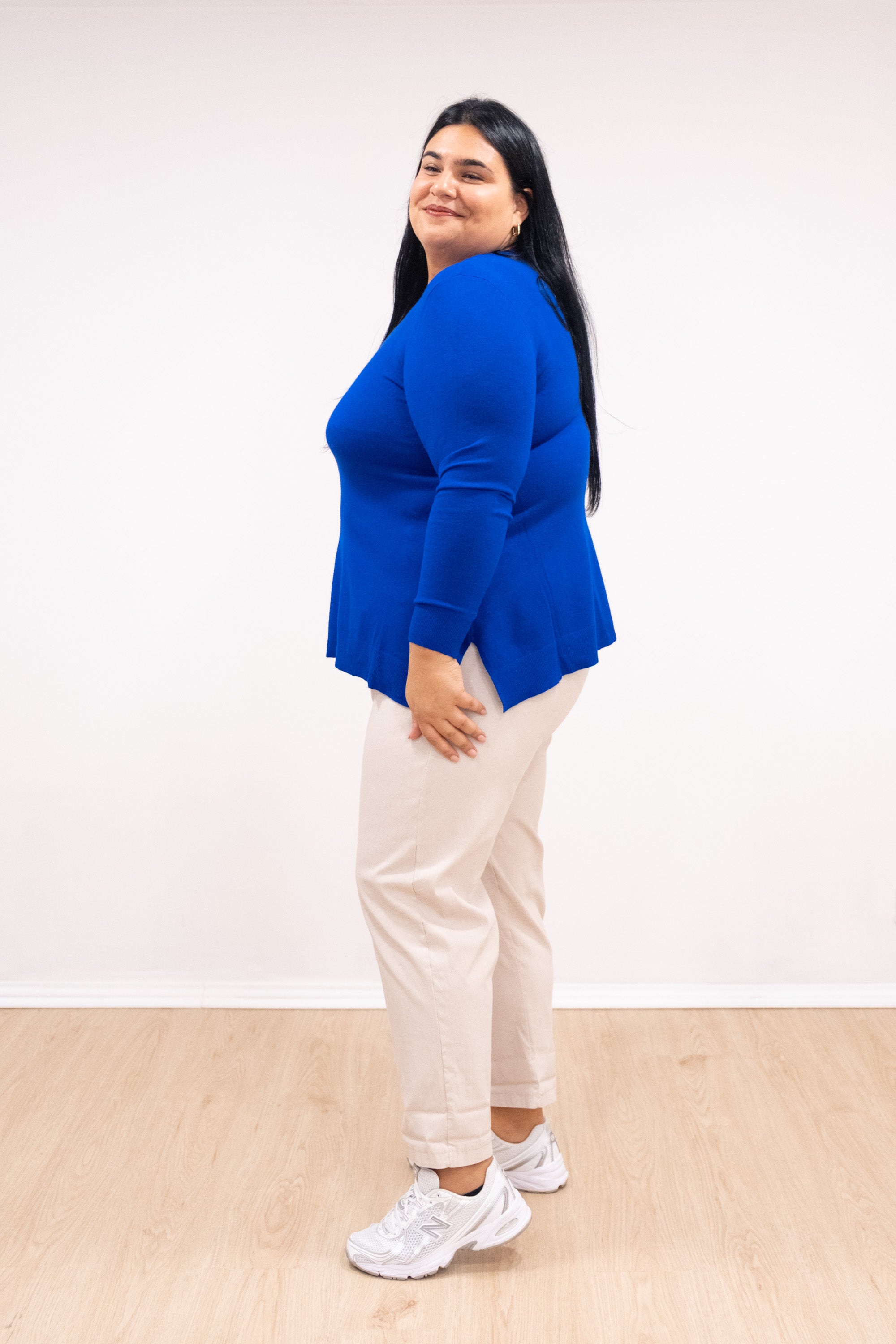 Camisola malha fina azulão decote em bico