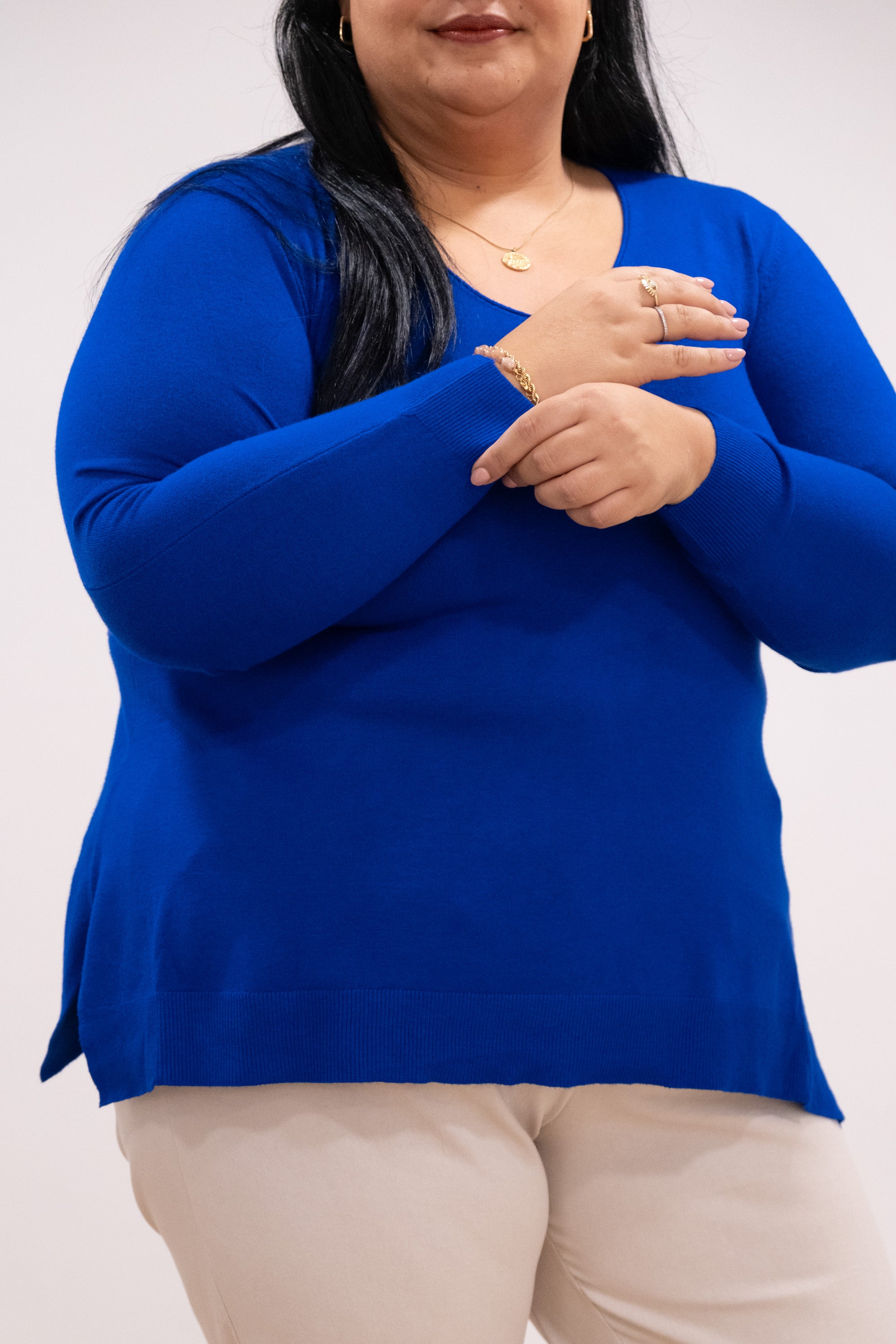 Camisola malha fina azulão decote em bico