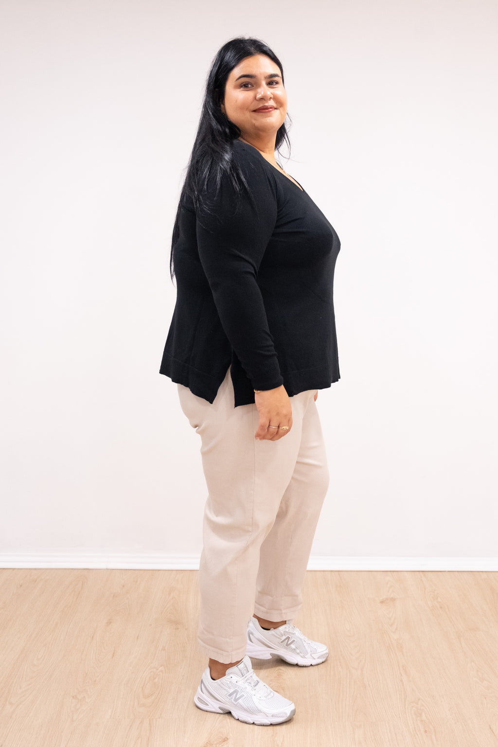 Camisola malha fina preta decote em bico