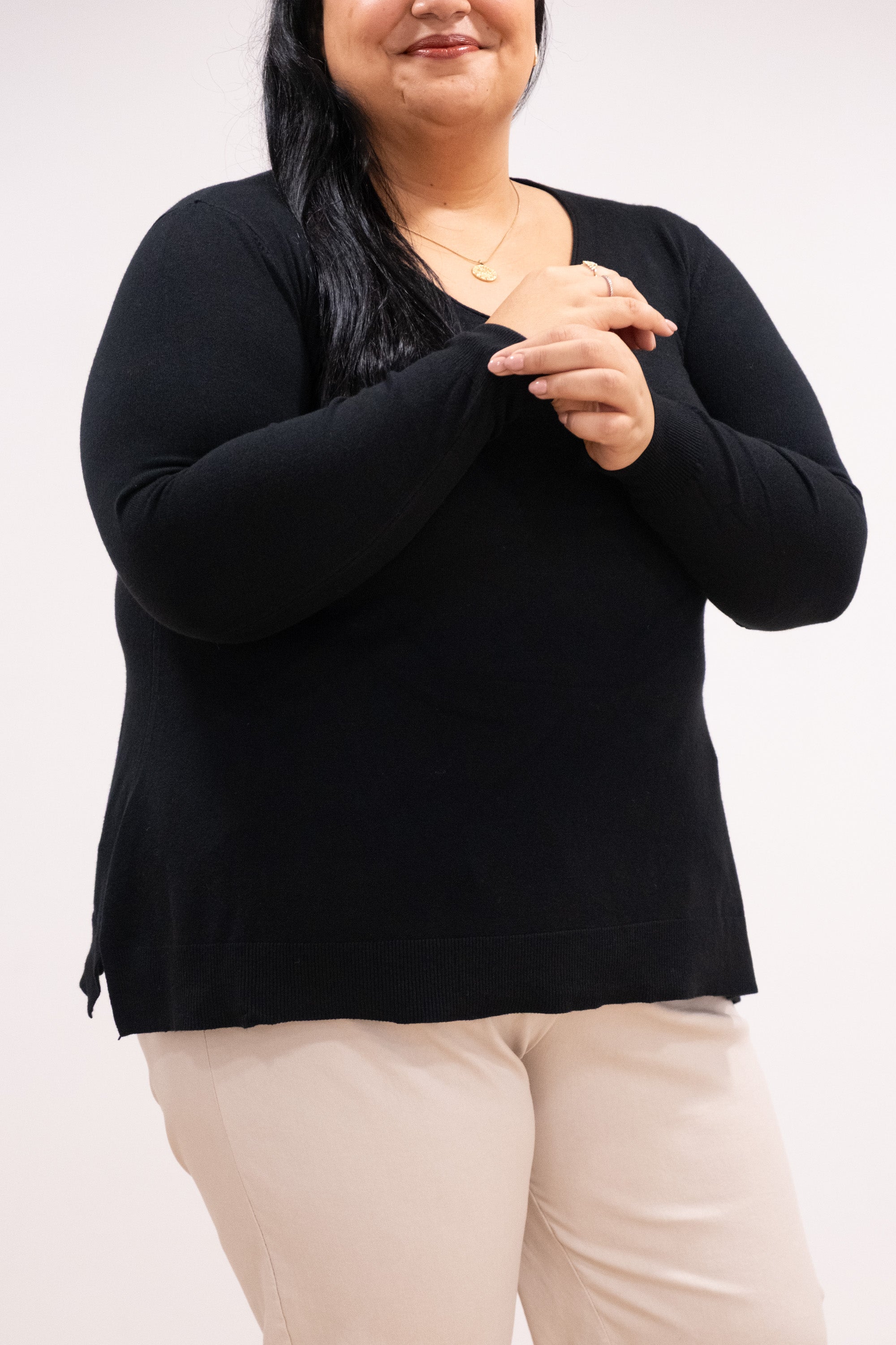 Camisola malha fina preta decote em bico