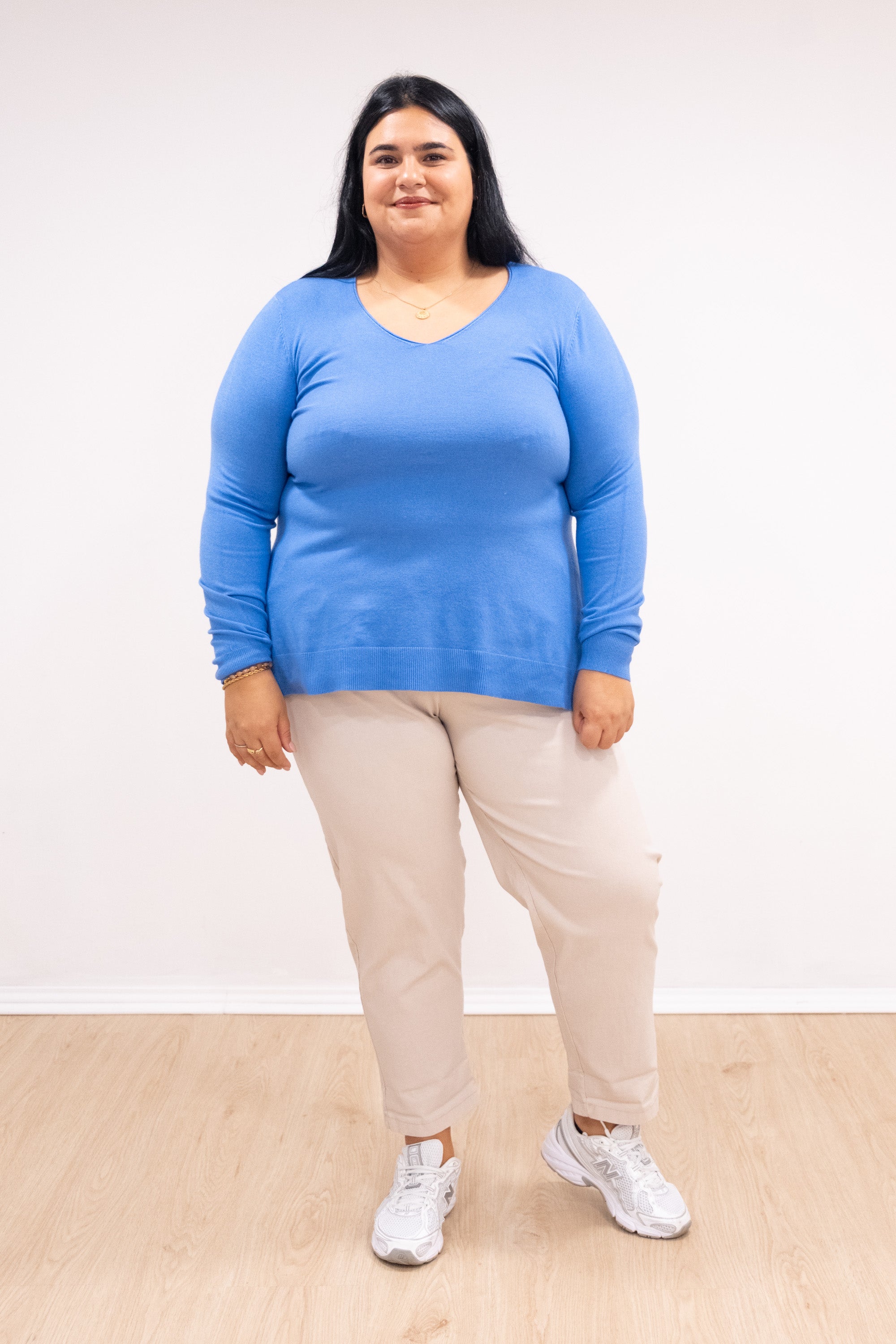 Camisola malha fina azul mar decote em bico