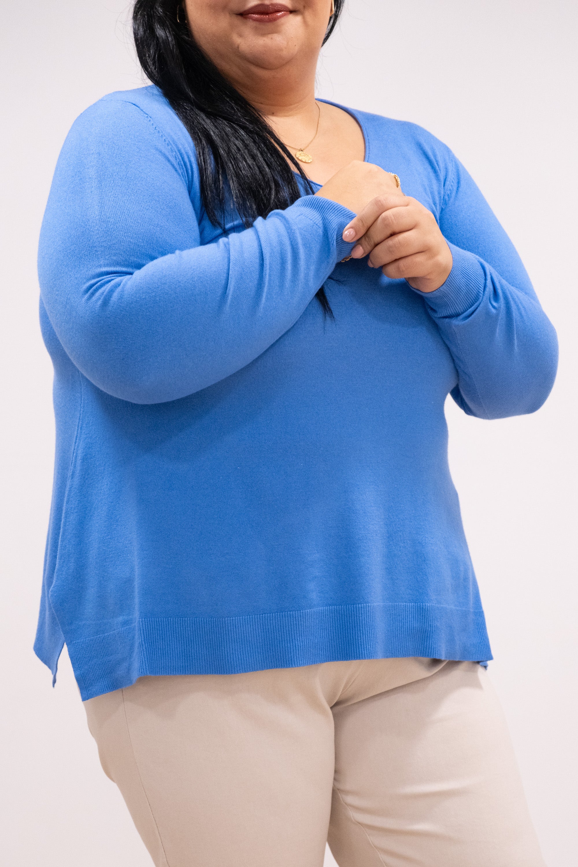 Camisola malha fina azul mar decote em bico