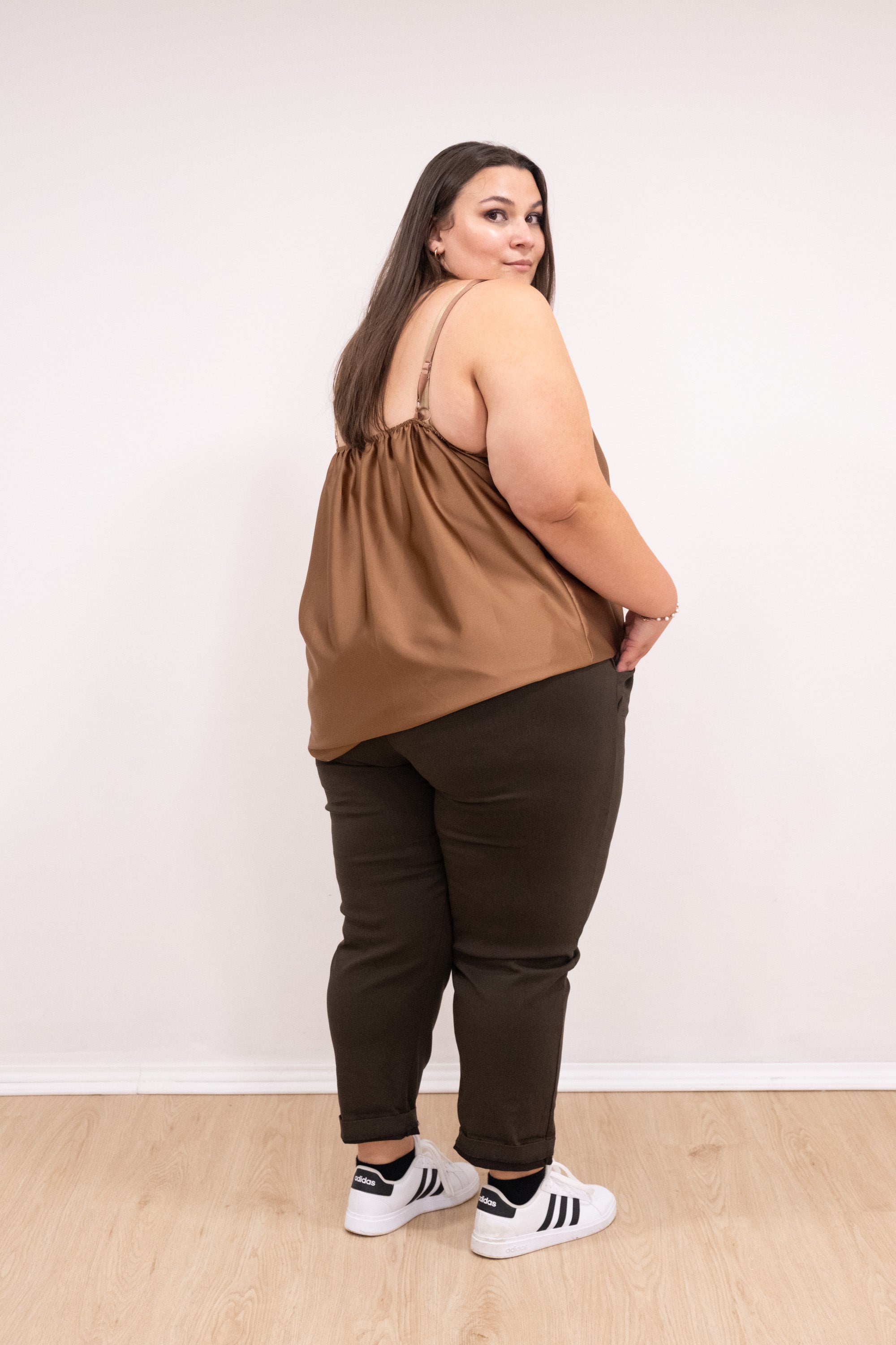 Top de alças de cetim com renda dourado