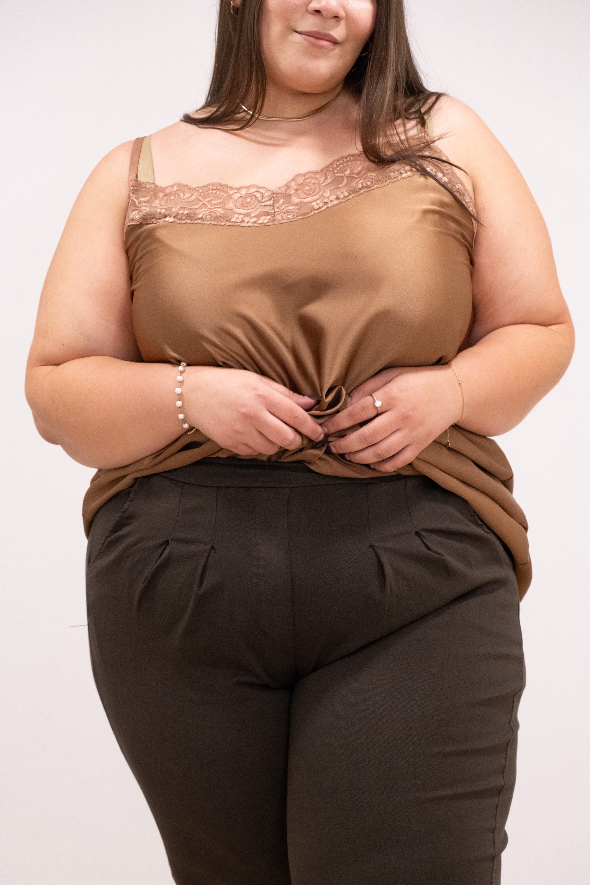 Top de alças de cetim com renda dourado