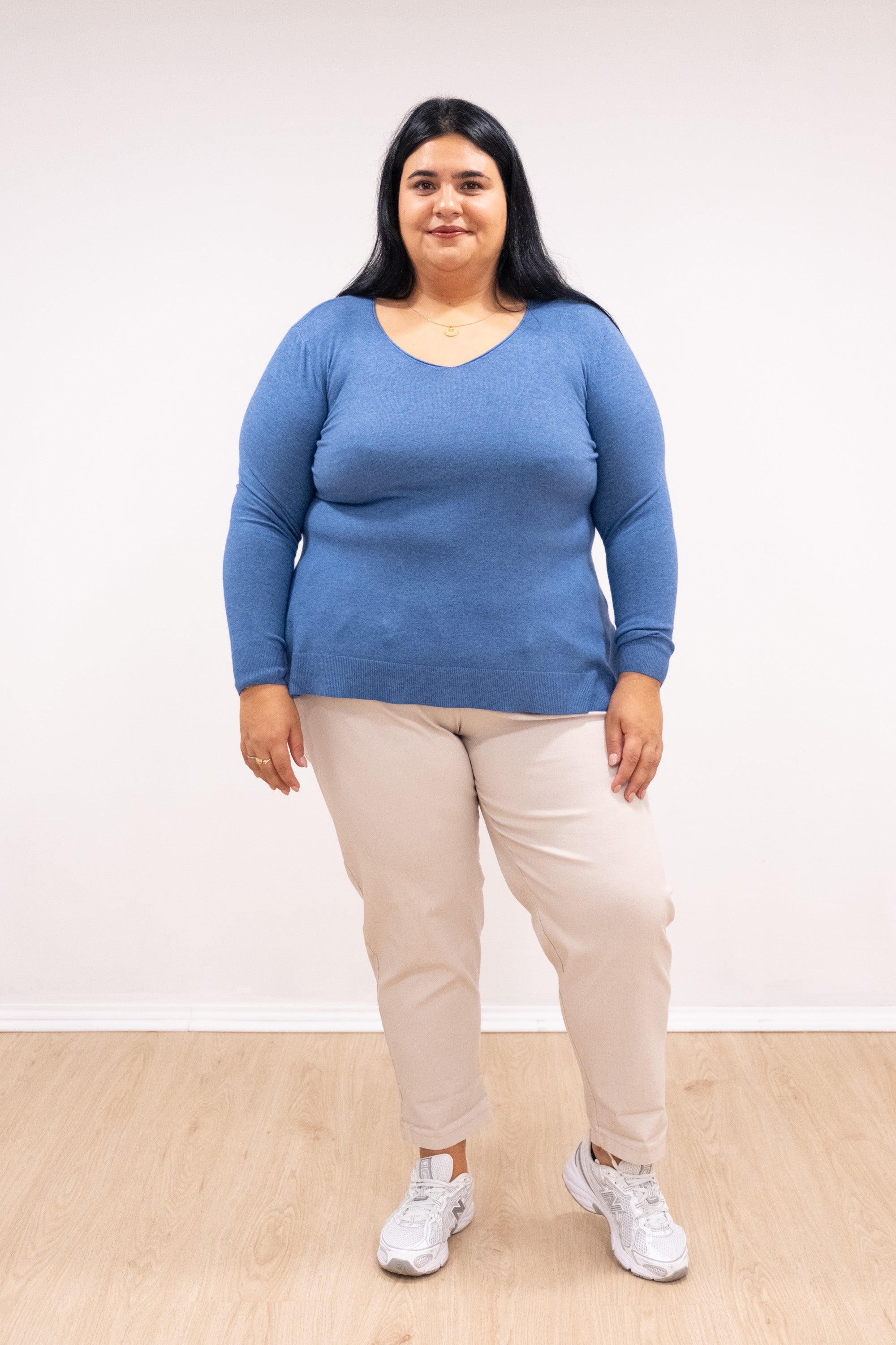 Camisola malha fina azul índigo decote em bico