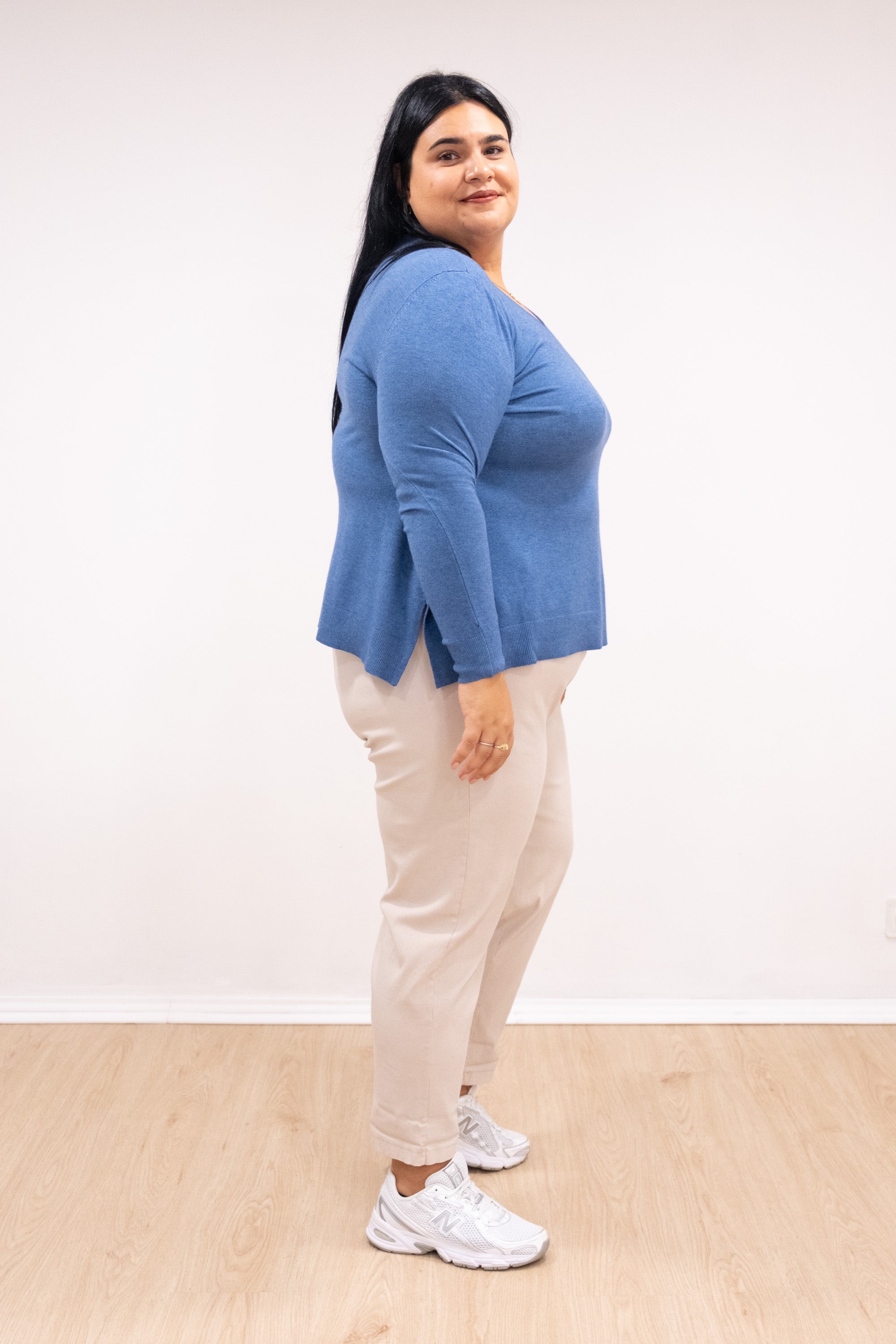 Camisola malha fina azul índigo decote em bico