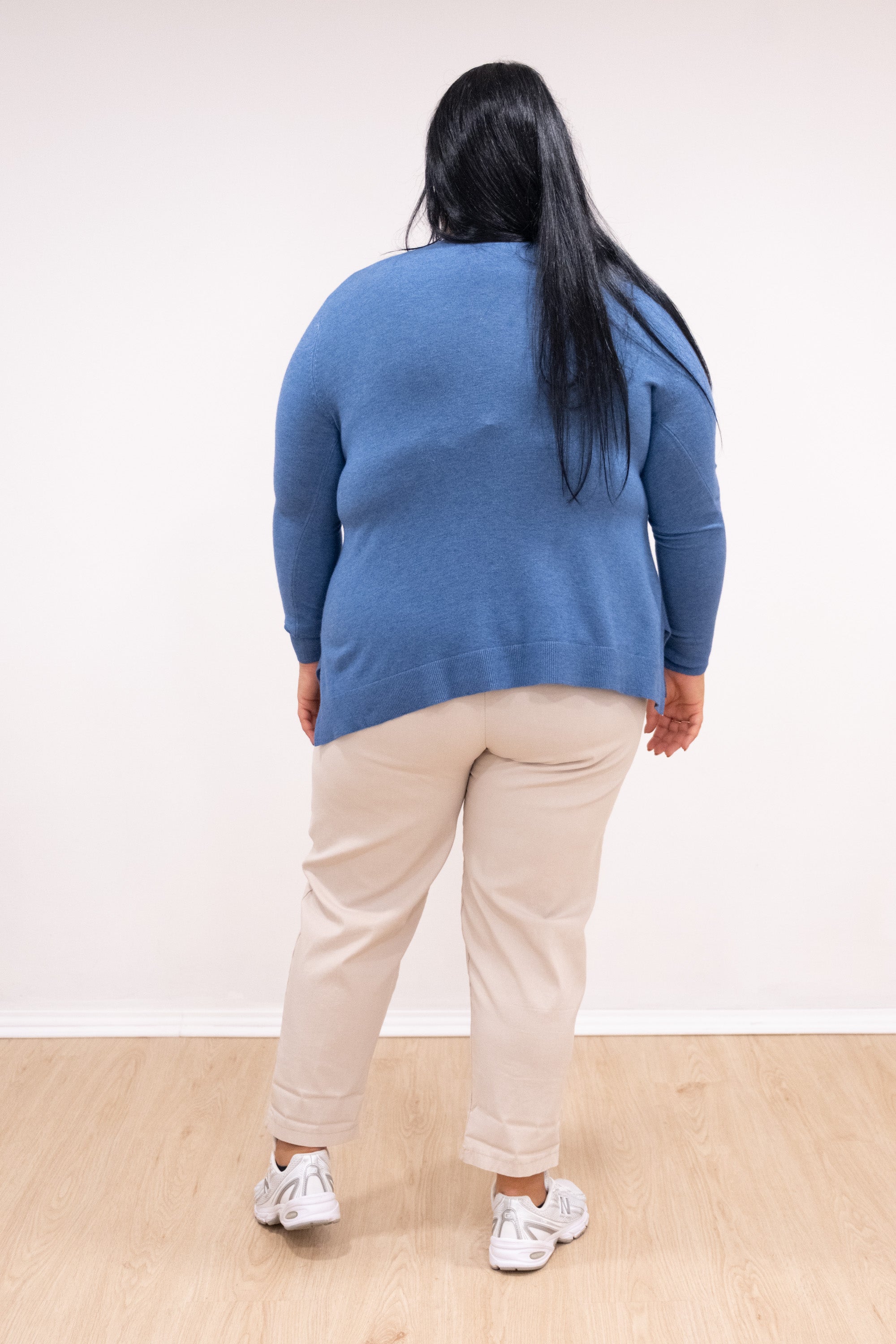 Camisola malha fina azul índigo decote em bico