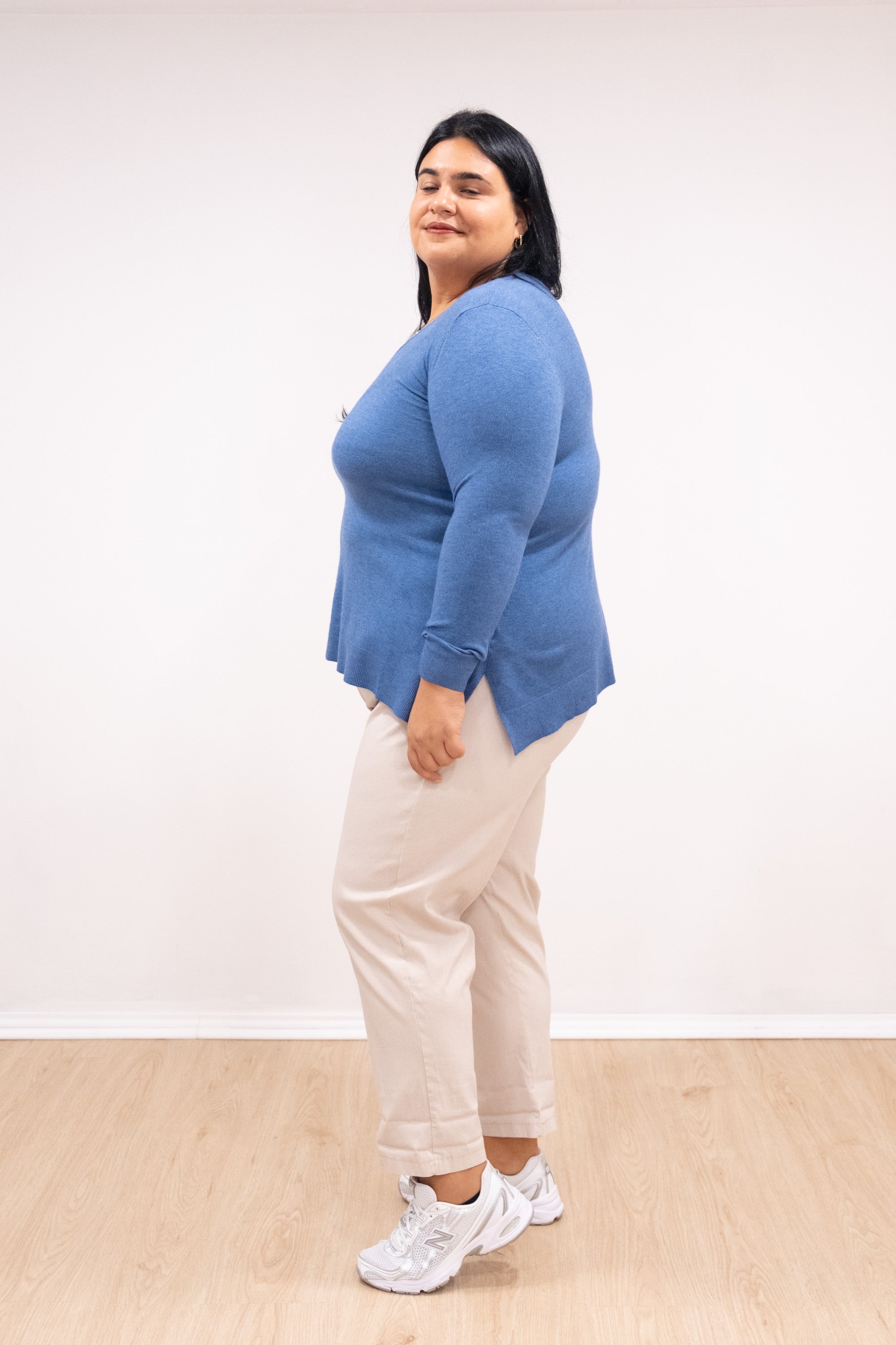 Camisola malha fina azul índigo decote em bico