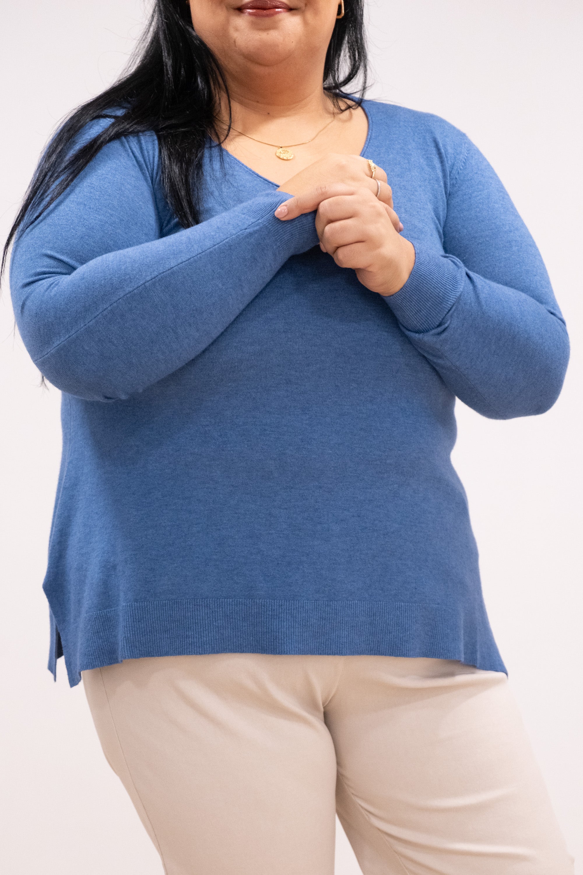 Camisola malha fina azul índigo decote em bico