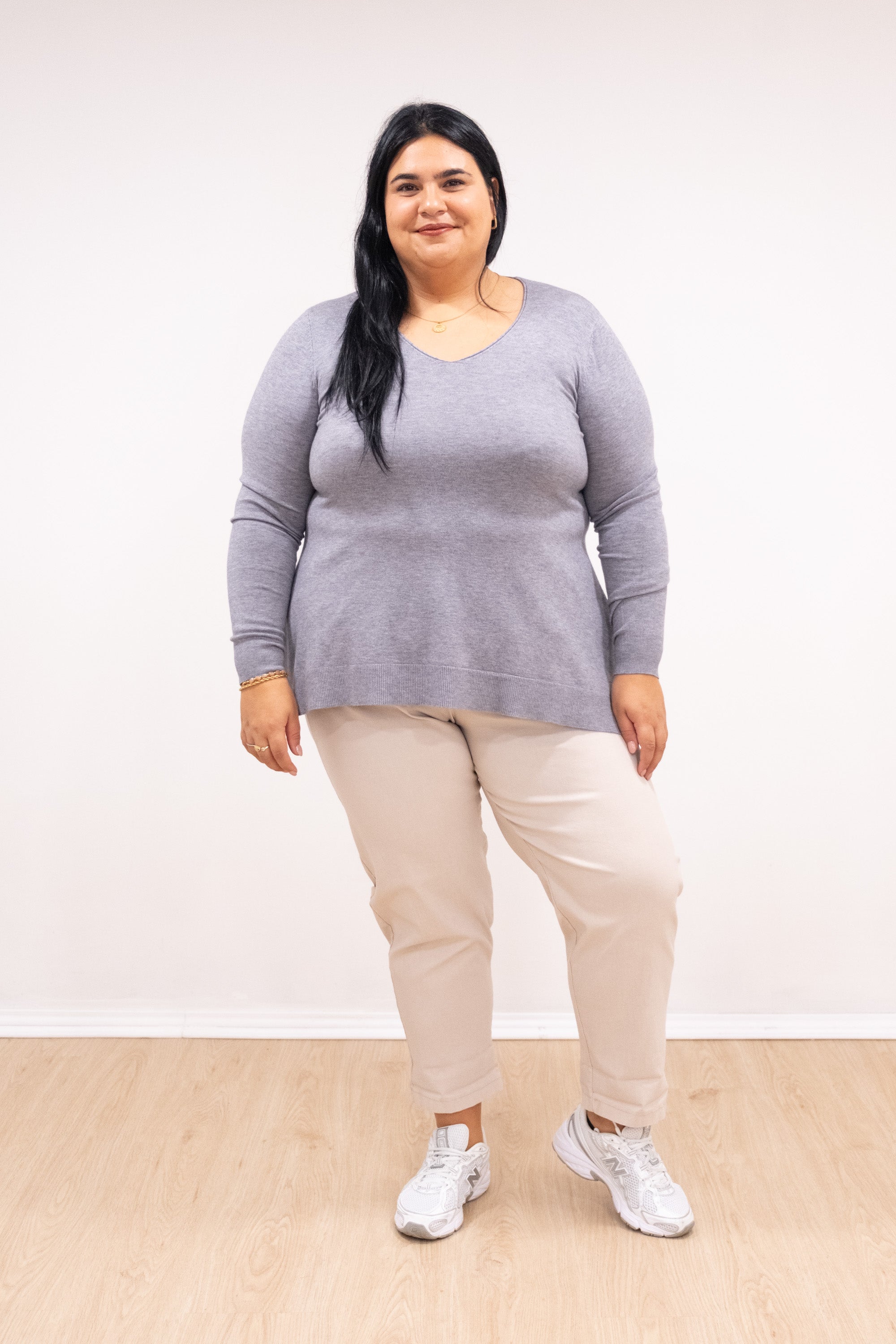 Camisola malha fina cinza decote em bico