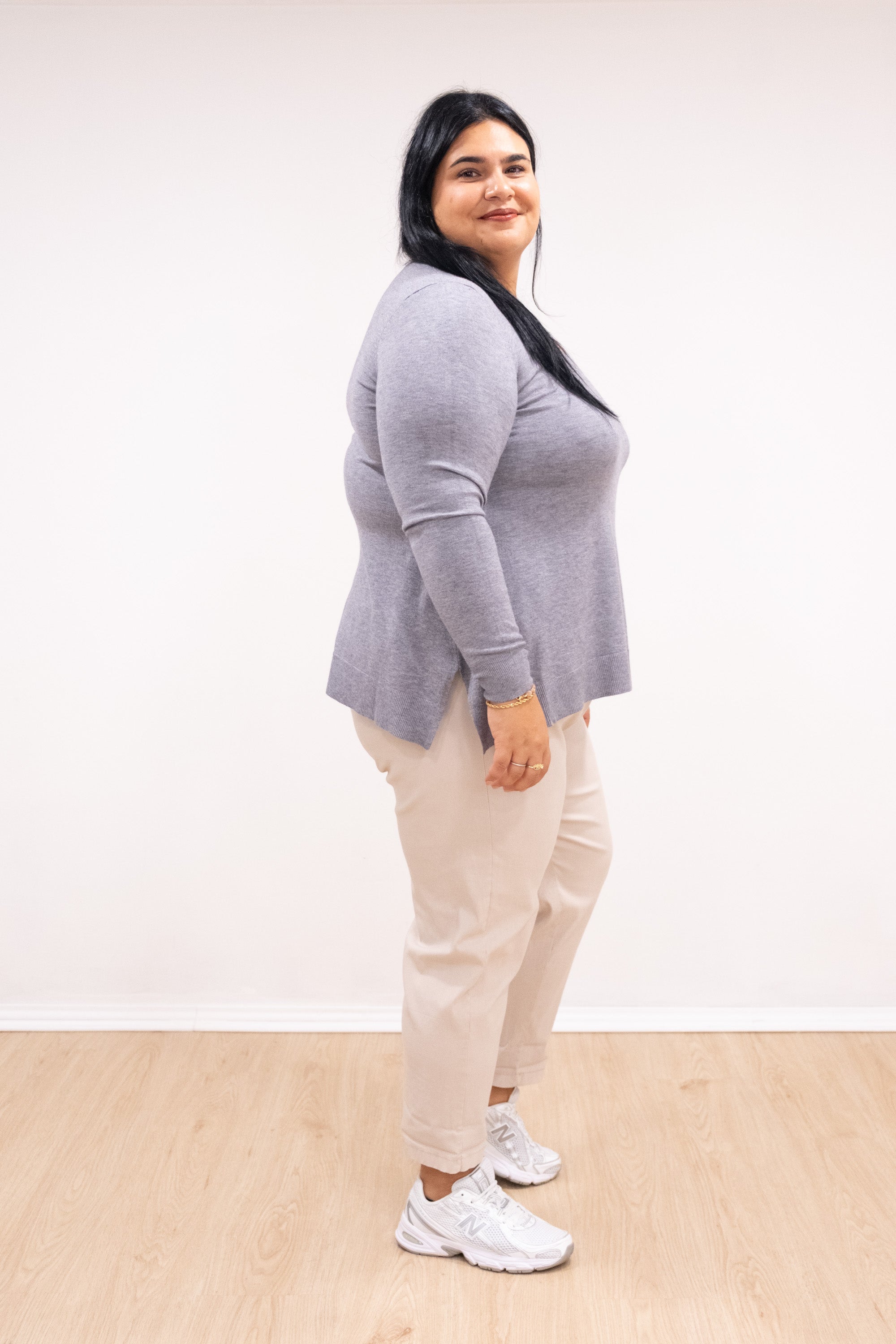 Camisola malha fina cinza decote em bico