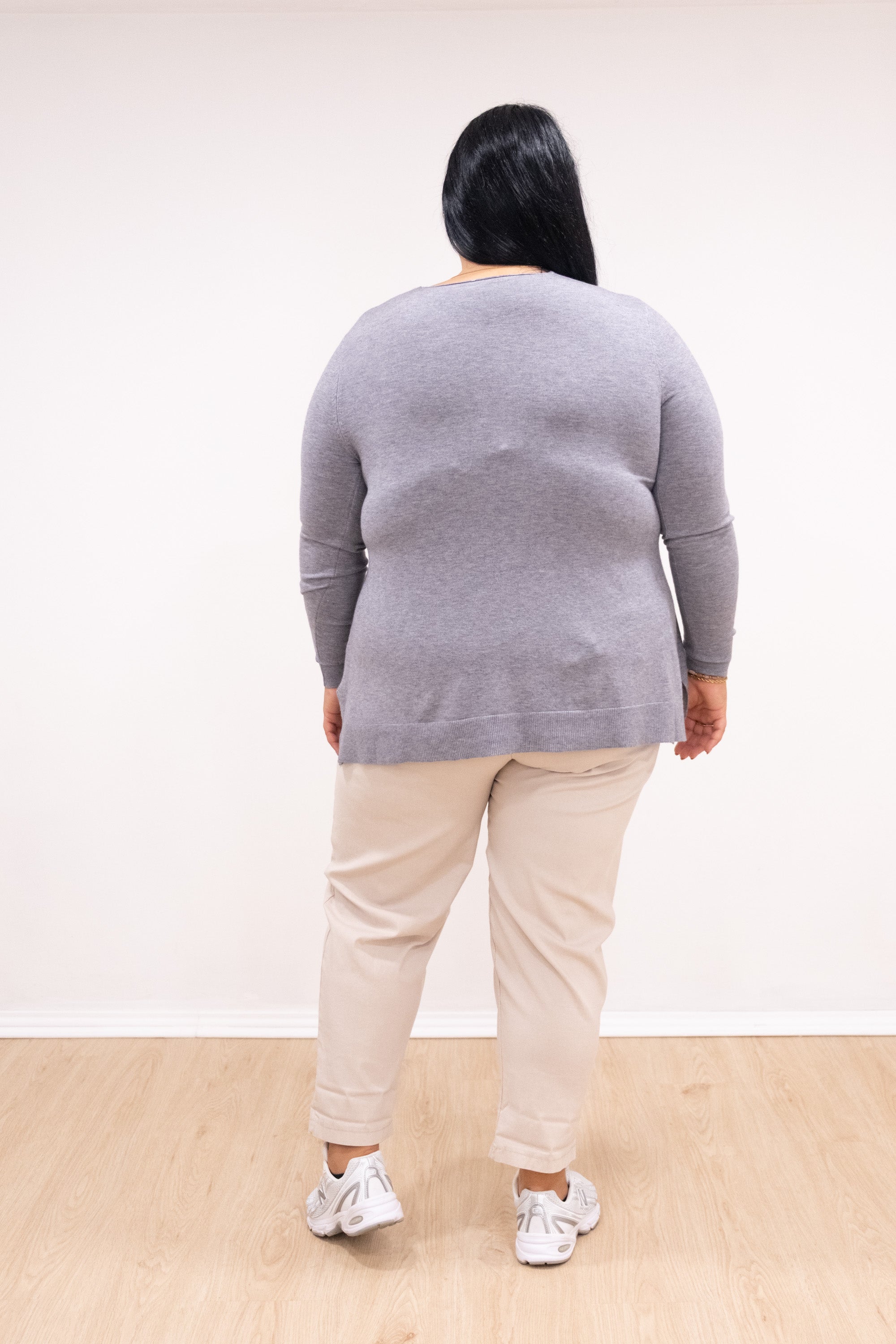 Camisola malha fina cinza decote em bico