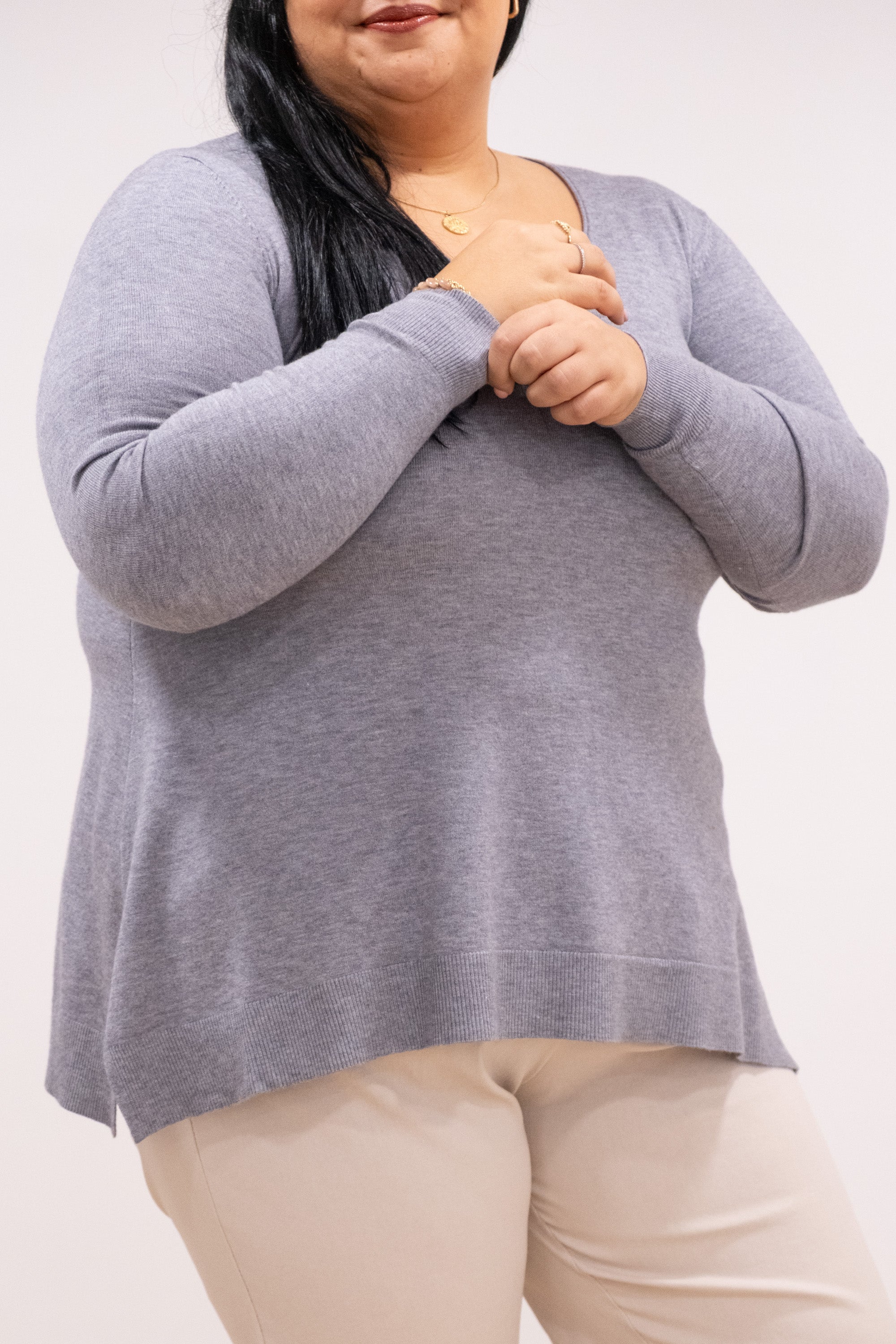 Camisola malha fina cinza decote em bico