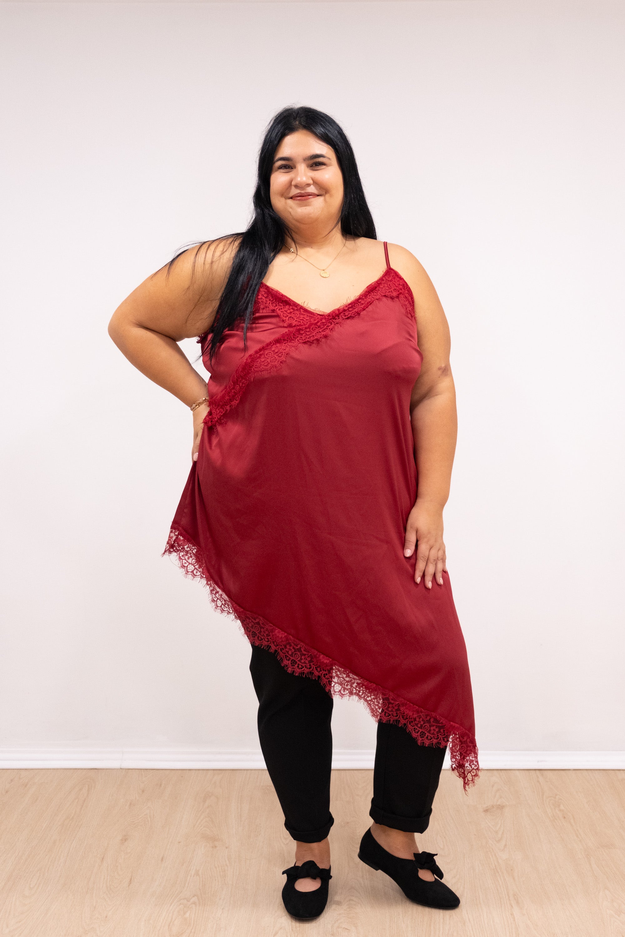 Top de cetim assimétrico com renda cereja