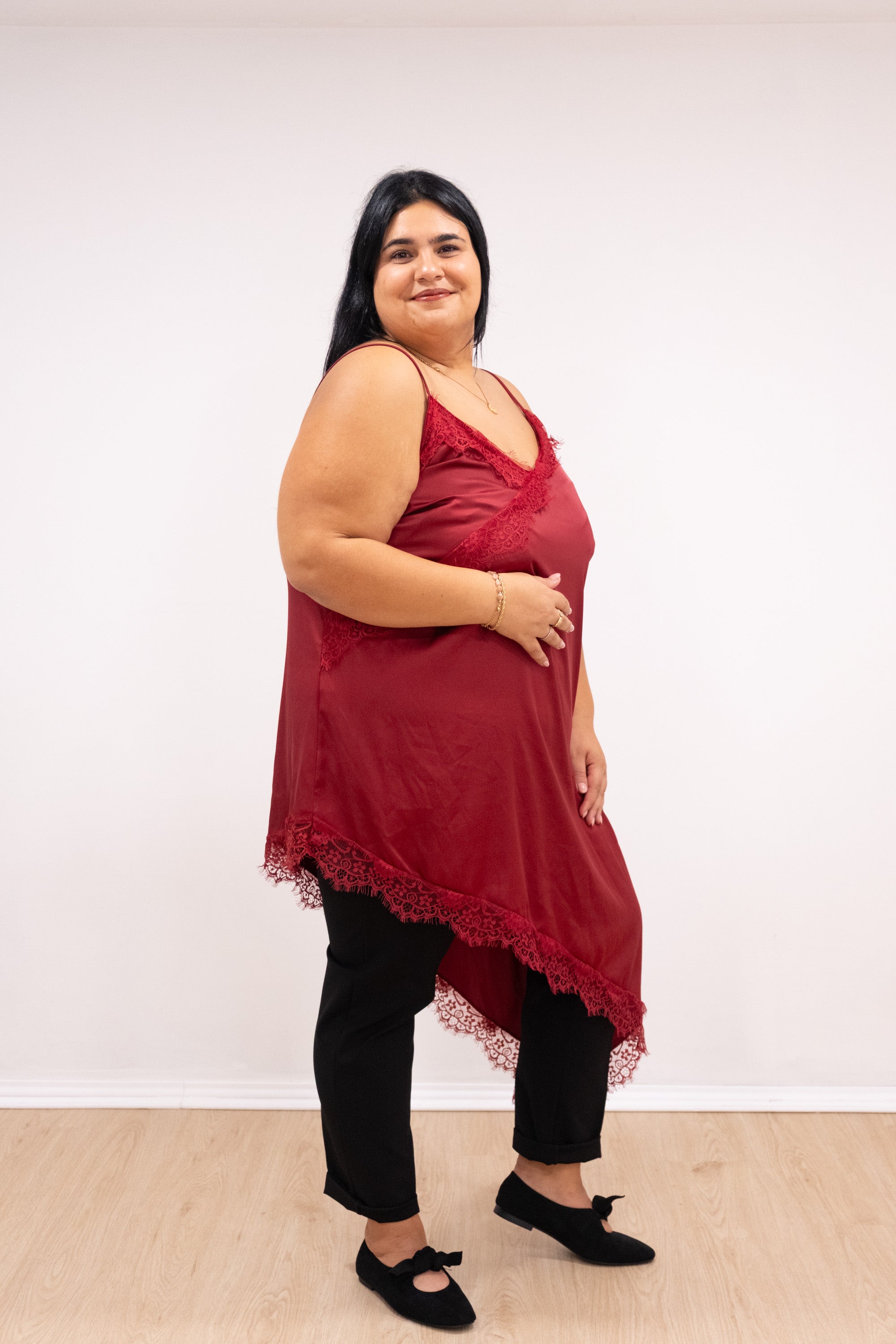 Top de cetim assimétrico com renda cereja