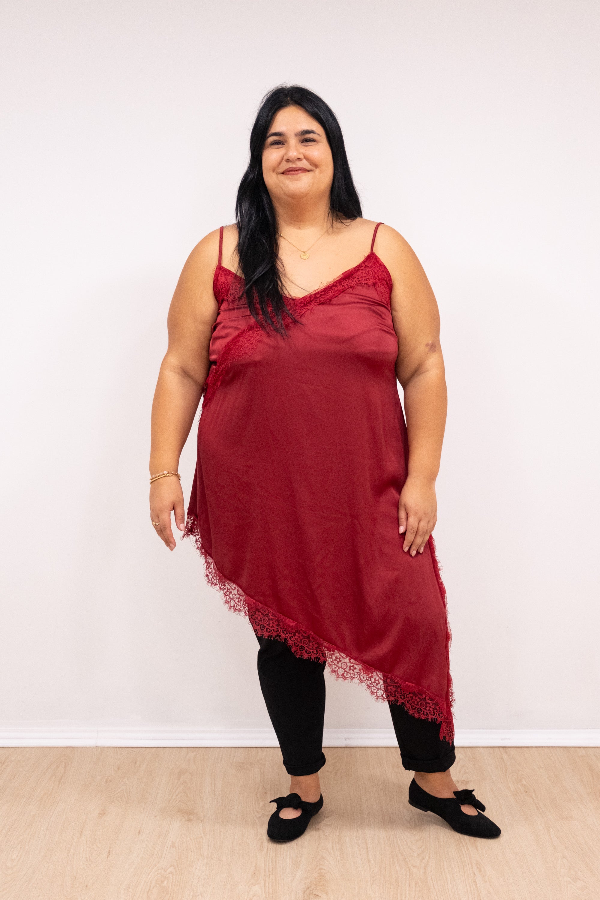 Top de cetim assimétrico com renda cereja