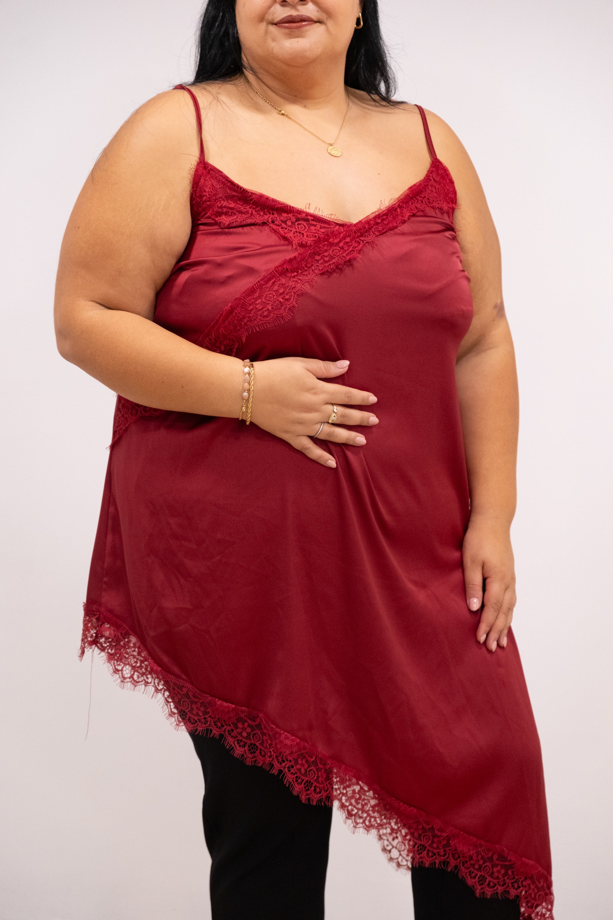 Top de cetim assimétrico com renda cereja