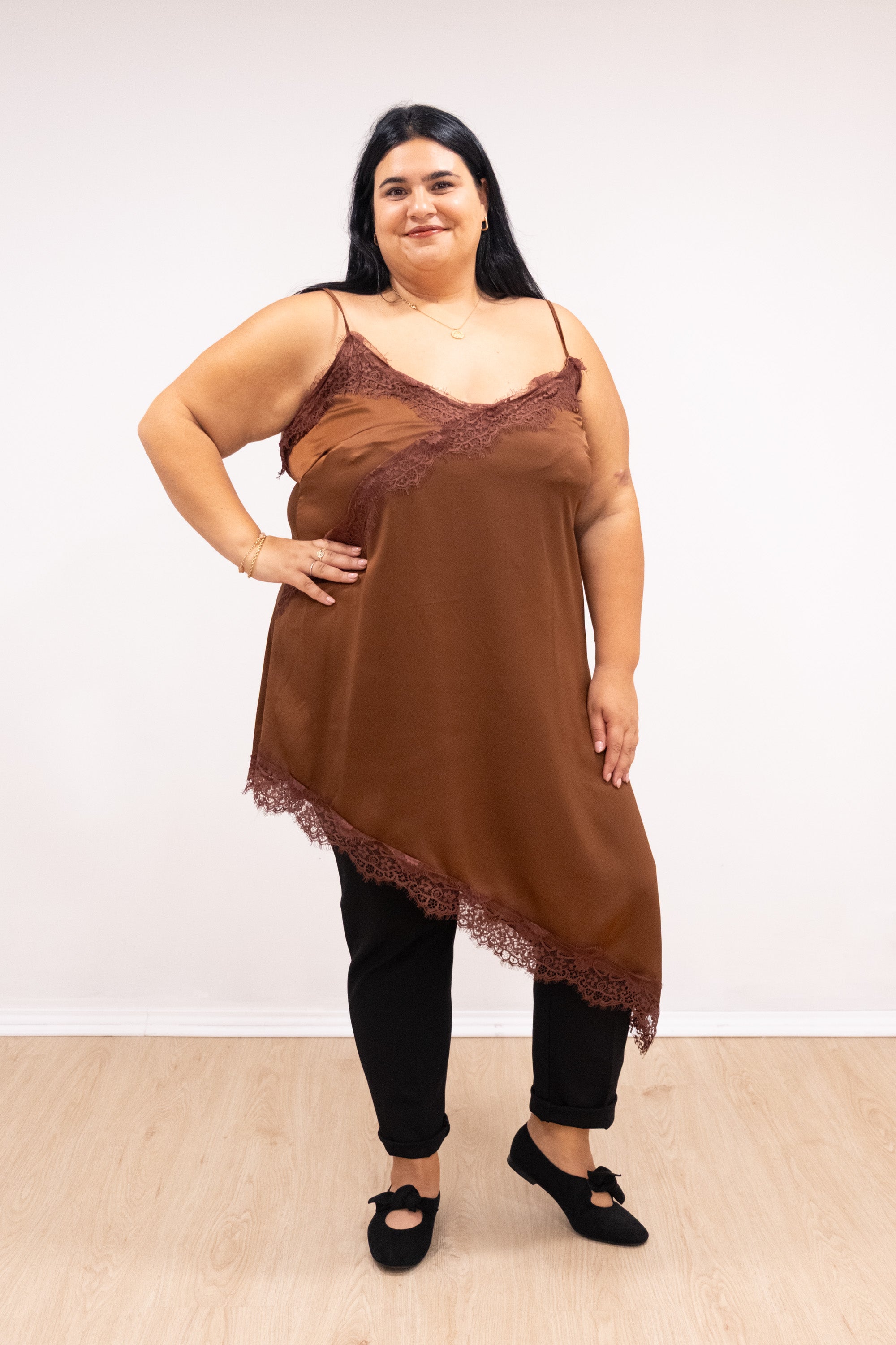 Top de cetim assimétrico com renda dourado