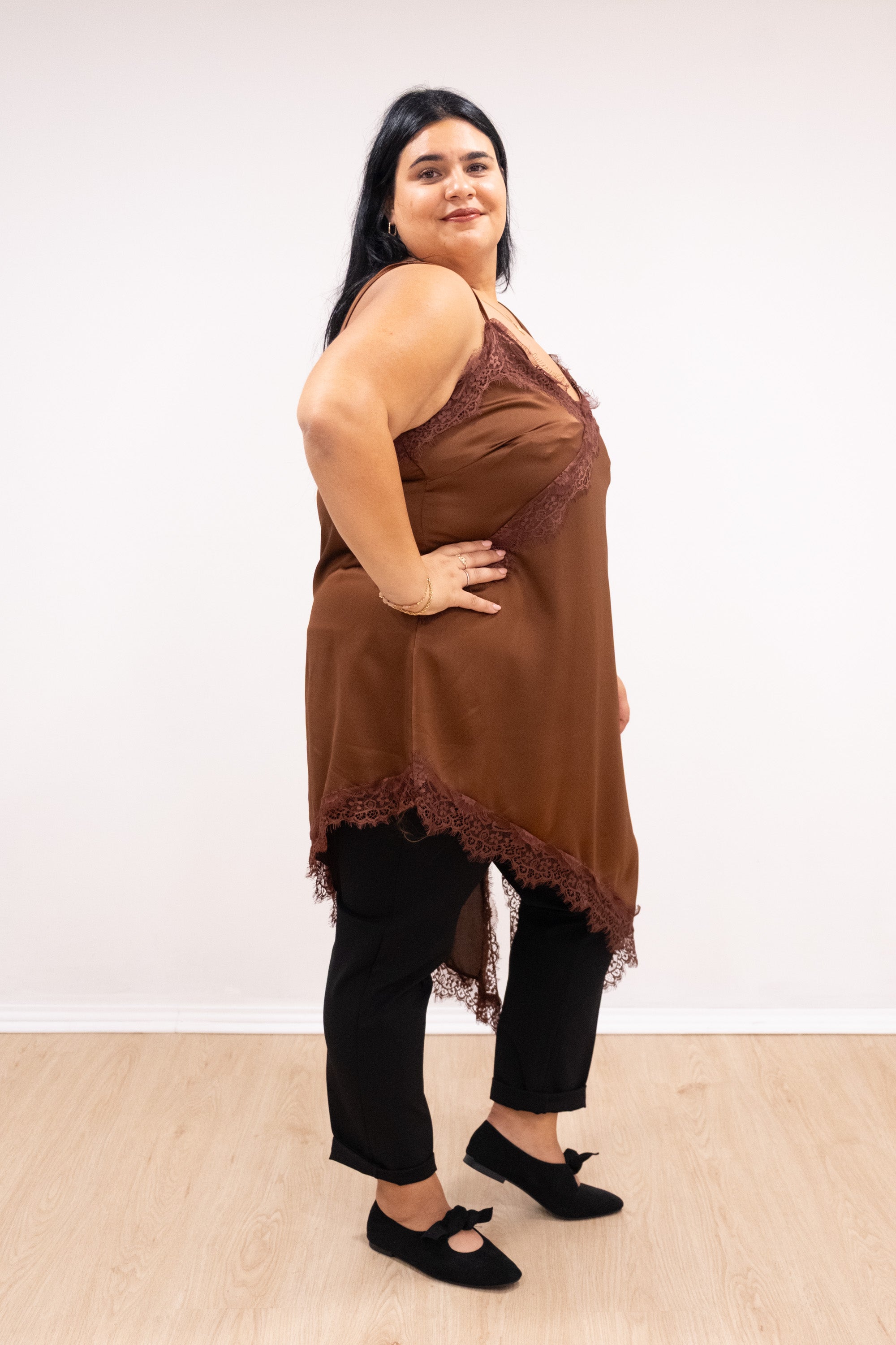 Top de cetim assimétrico com renda dourado