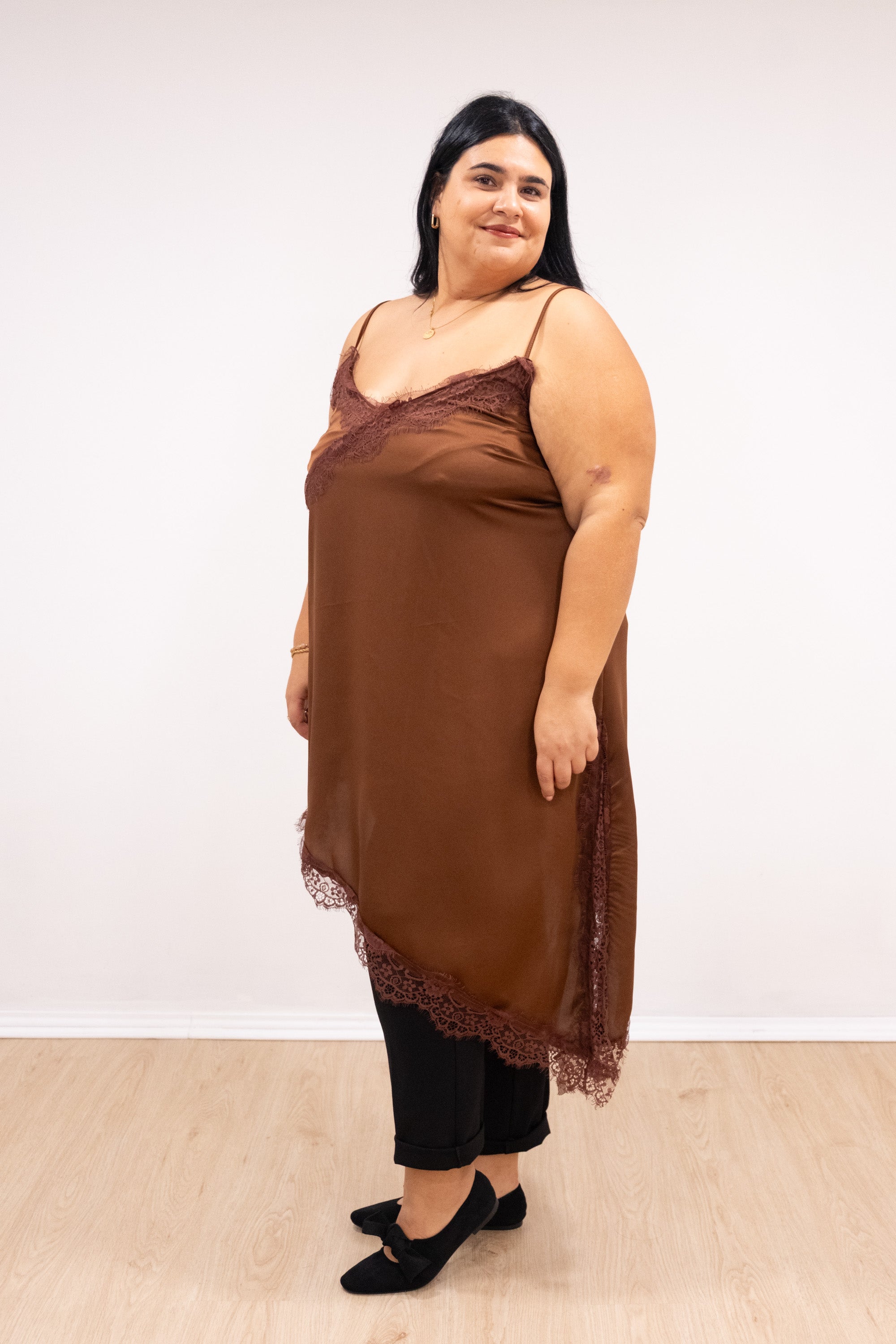 Top de cetim assimétrico com renda dourado