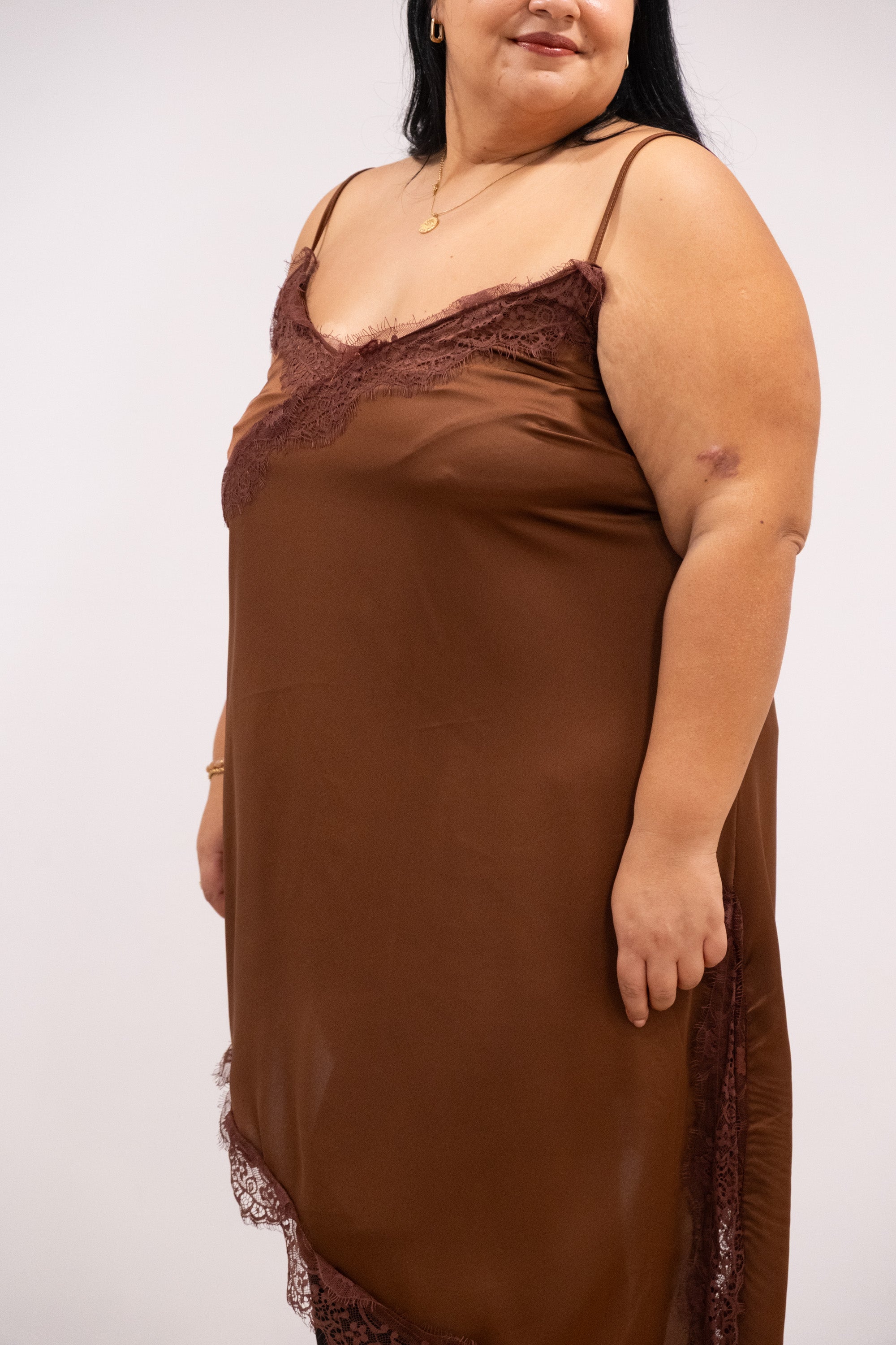 Top de cetim assimétrico com renda dourado