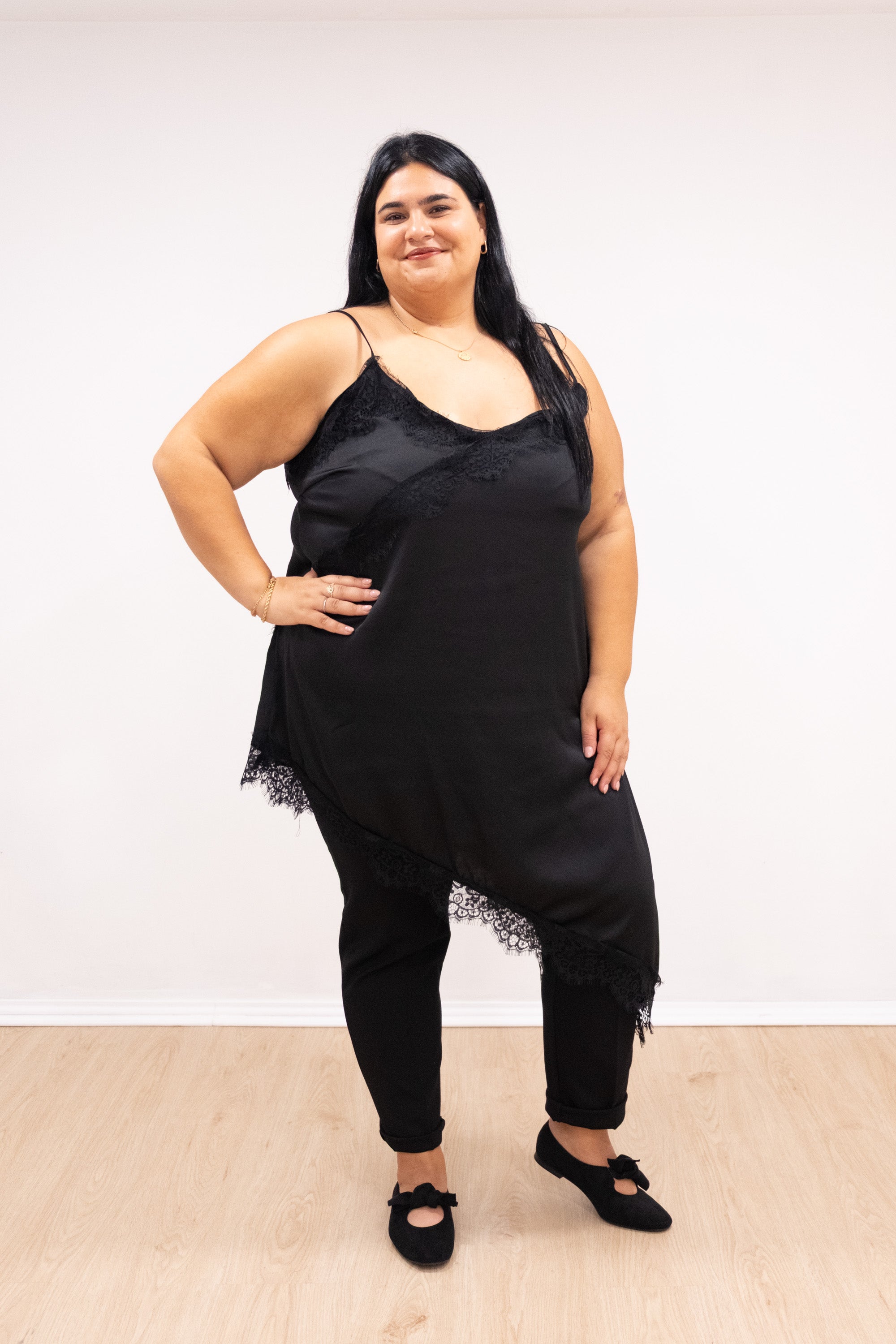 Top de cetim assimétrico com renda cereja