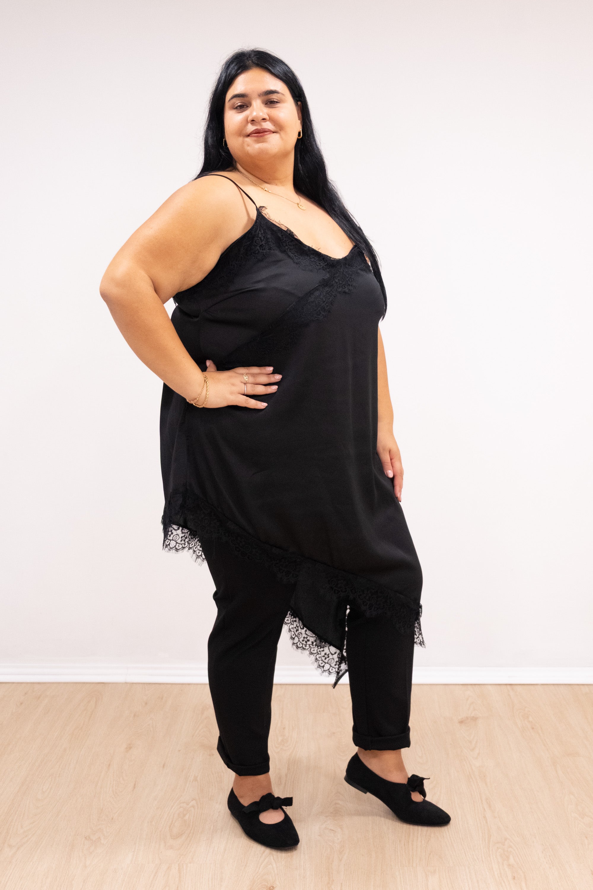 Top de cetim assimétrico com renda cereja