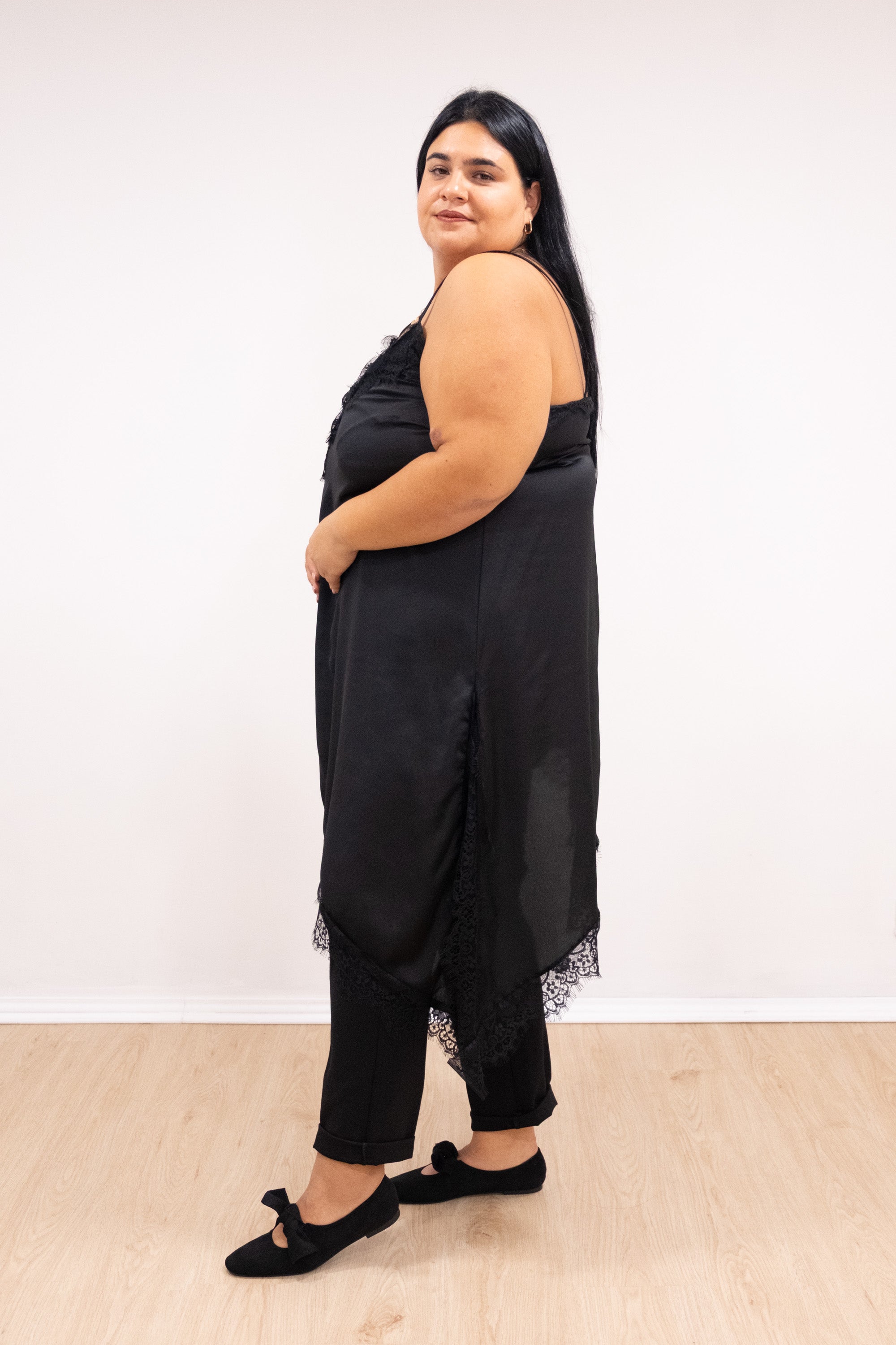 Top de cetim assimétrico com renda cereja