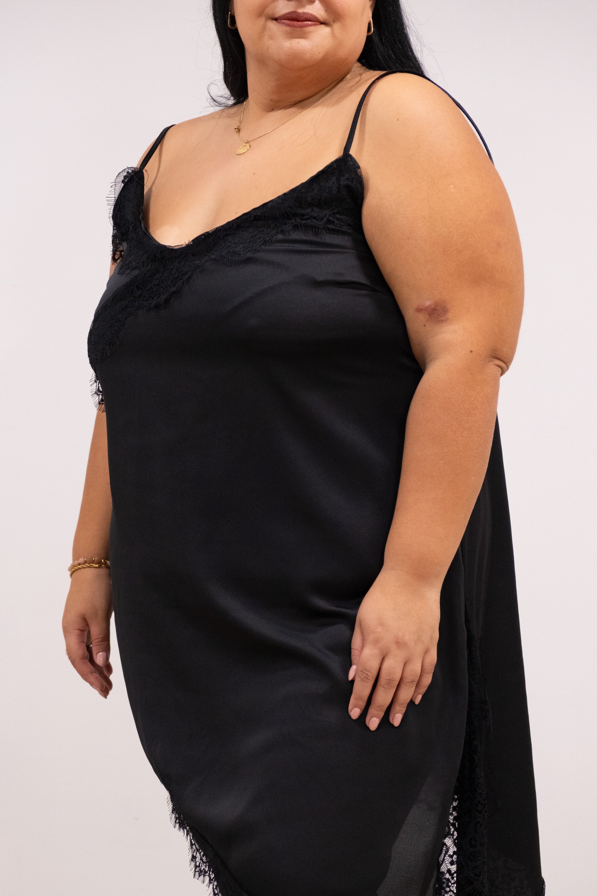 Top de cetim assimétrico com renda cereja