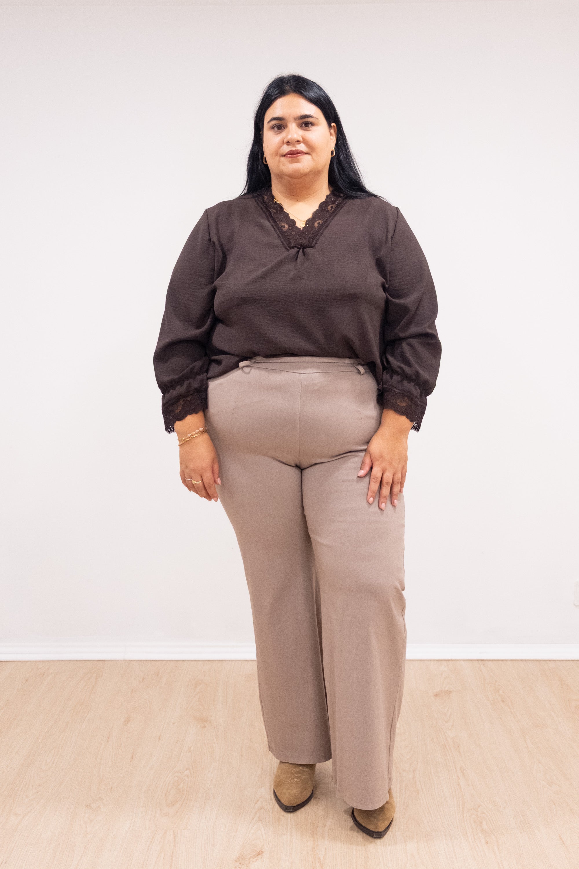 Blusa com renda no decote e punho camel