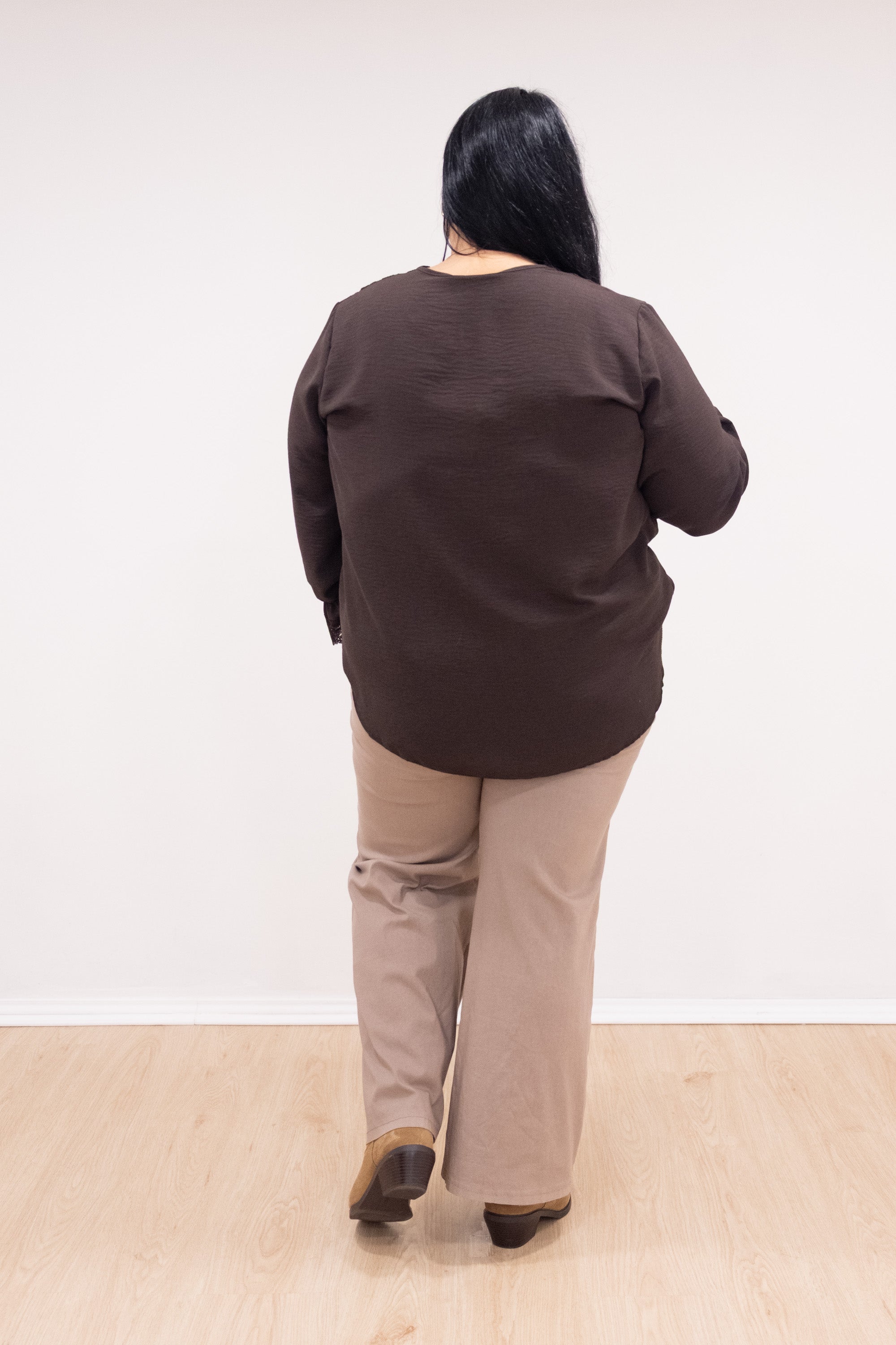 Blusa com renda no decote e punho camel